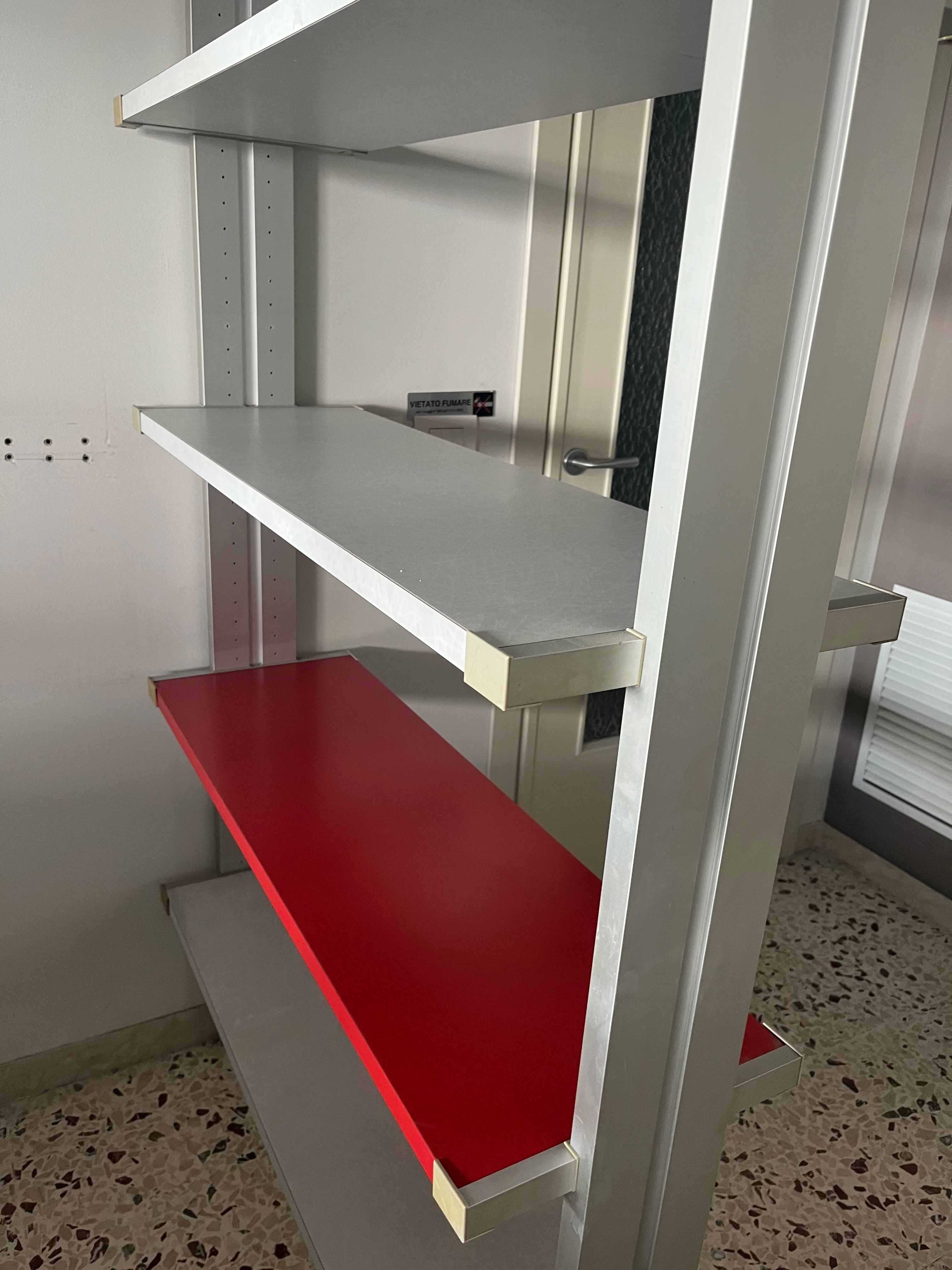 Libreria bifacciale vintage in alluminio (rosso/grigio) Main