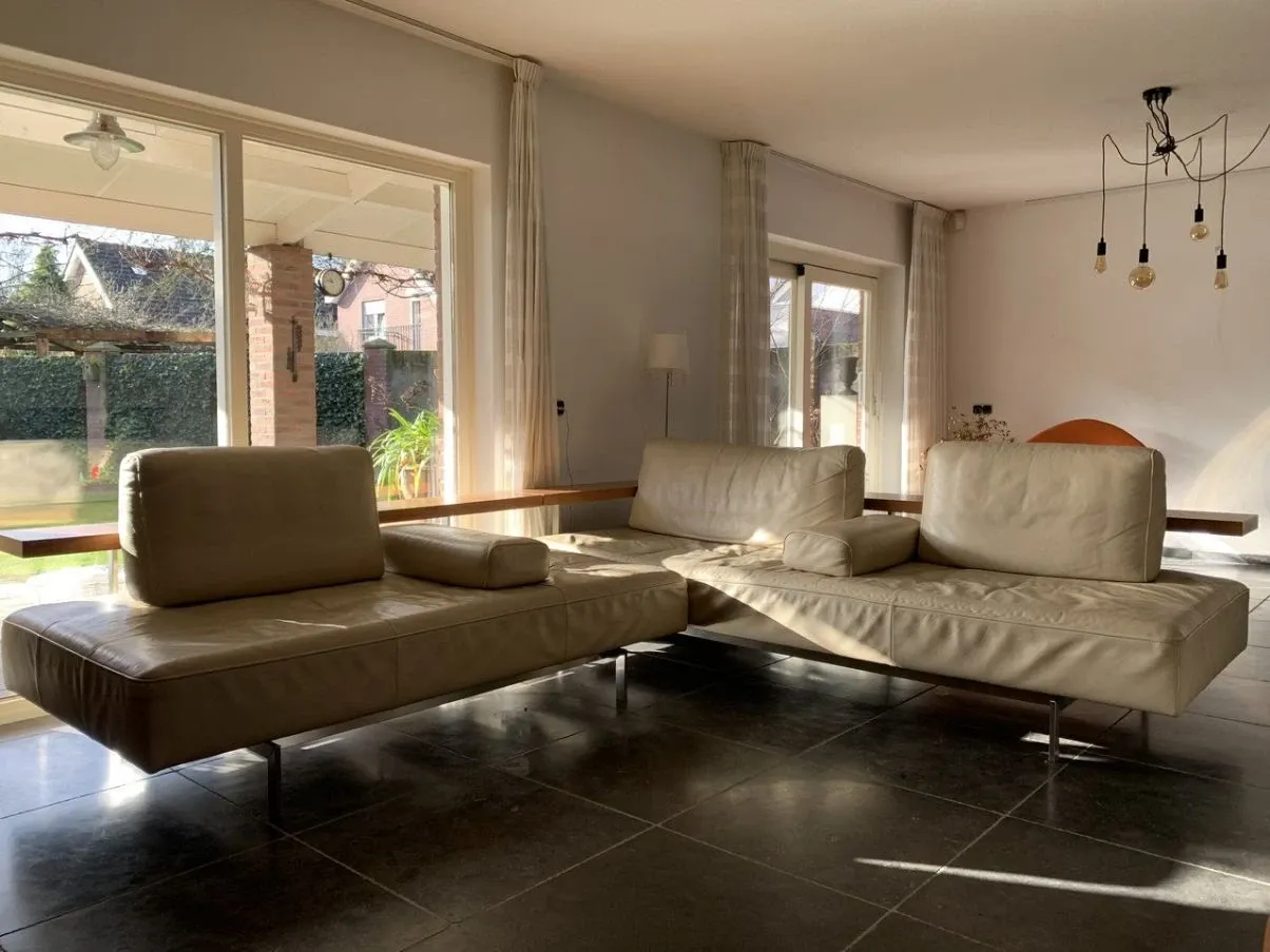 Corner sofa in beige grained leather. Rolf Benz image