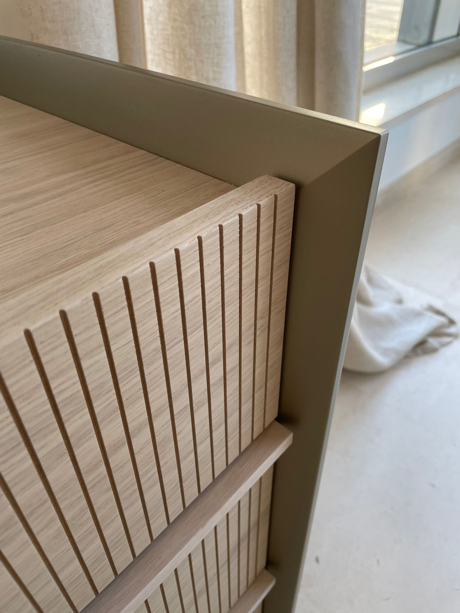Set of 2 bedside tables and chest of drawers in champagne-coloured wood, Olivieri  Side
