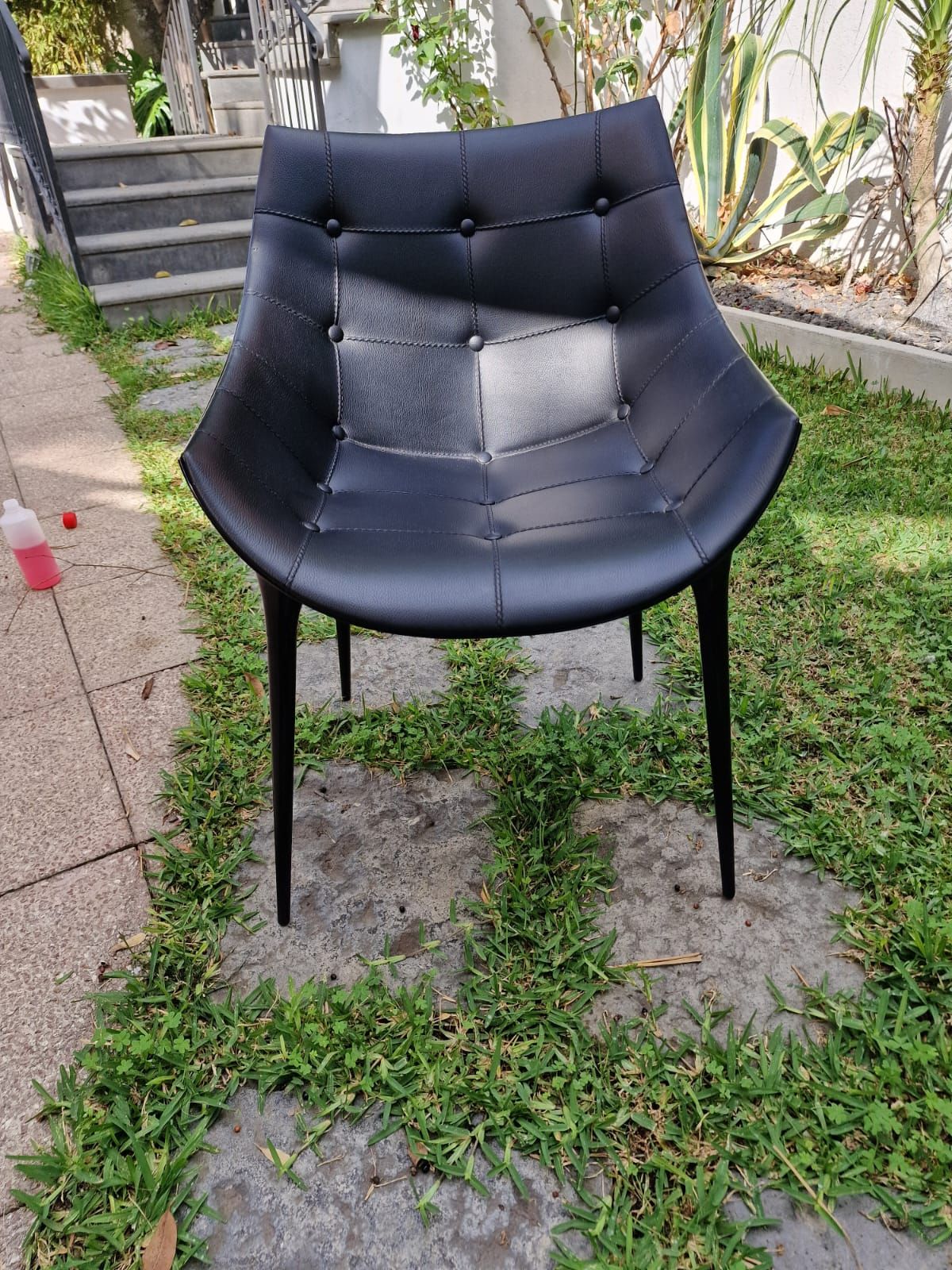 Sedia Passion 246 in pelle bottonata nera di Philippe Starck Front