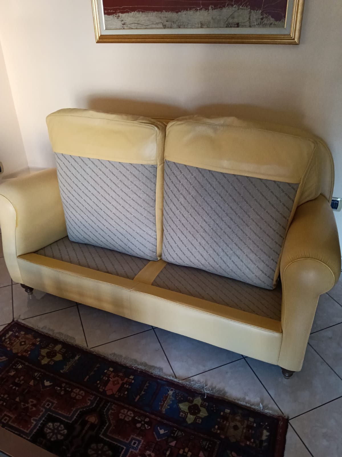 2-Sitzer Sofa aus gelbem Leder Details