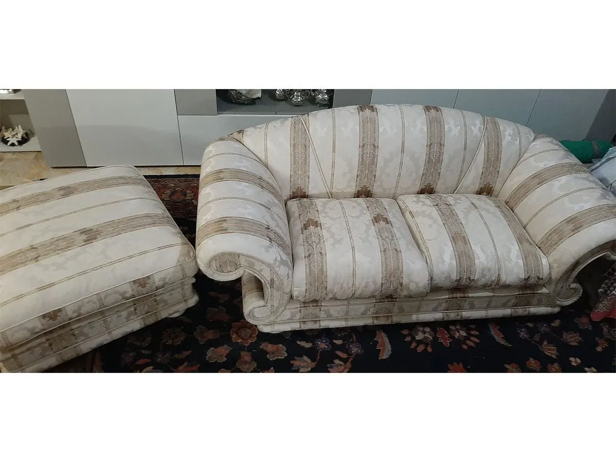 Set divano vintage in stile classico con 2 pouf abbinati 