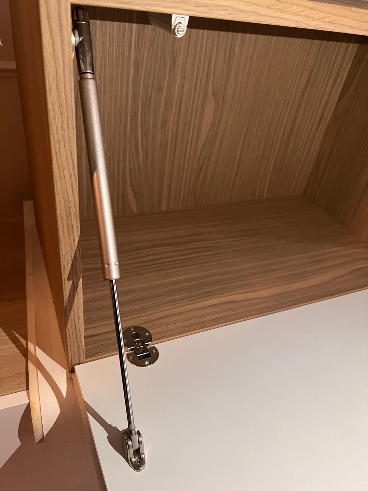 Mobile porta tv sospeso in vetro temperato e legno, Calligaris  Details
