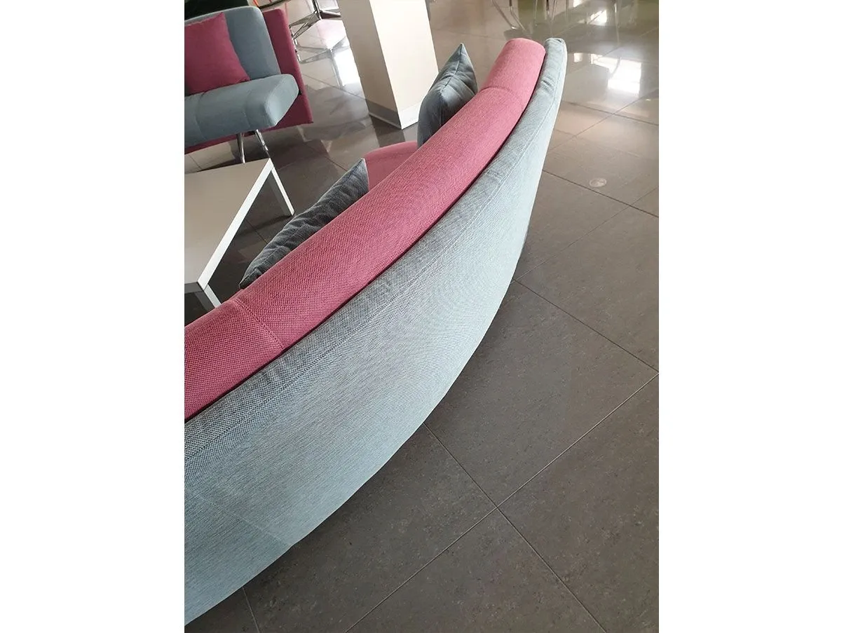 Divano curvo Waiting in tessuto e alluminio (rosa), Moroso 2