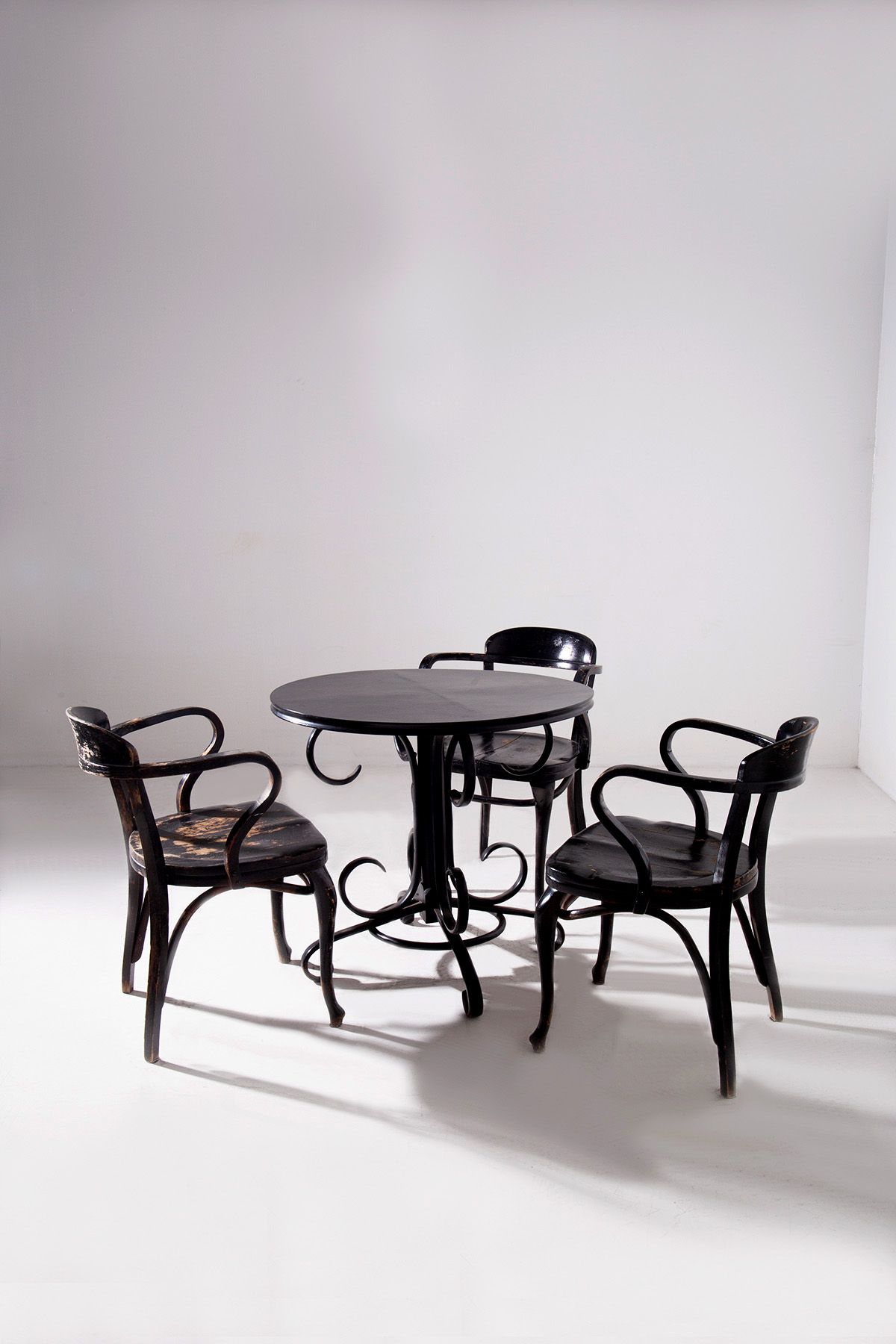 Set di 3 sedie di Michael Thonet e tavolo ('800), Thonet image