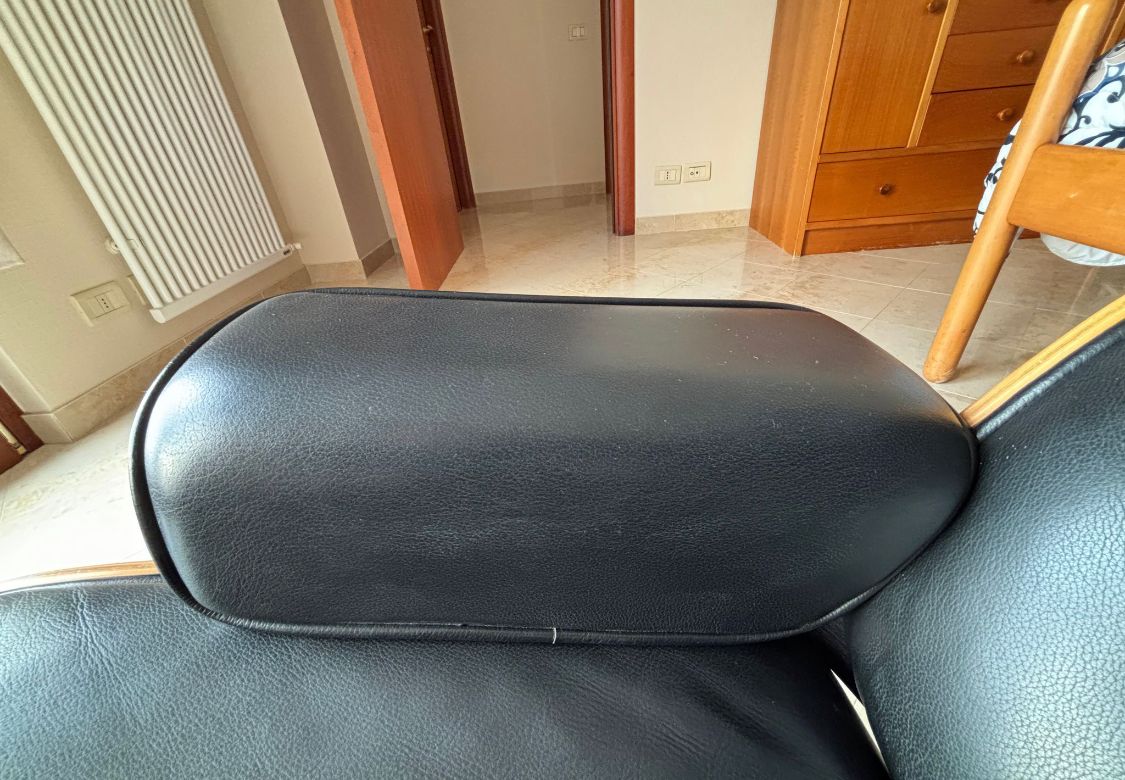 Chaise longue Lounge Chair in palissandro e pelle nera di Eames, Vitra Optional7