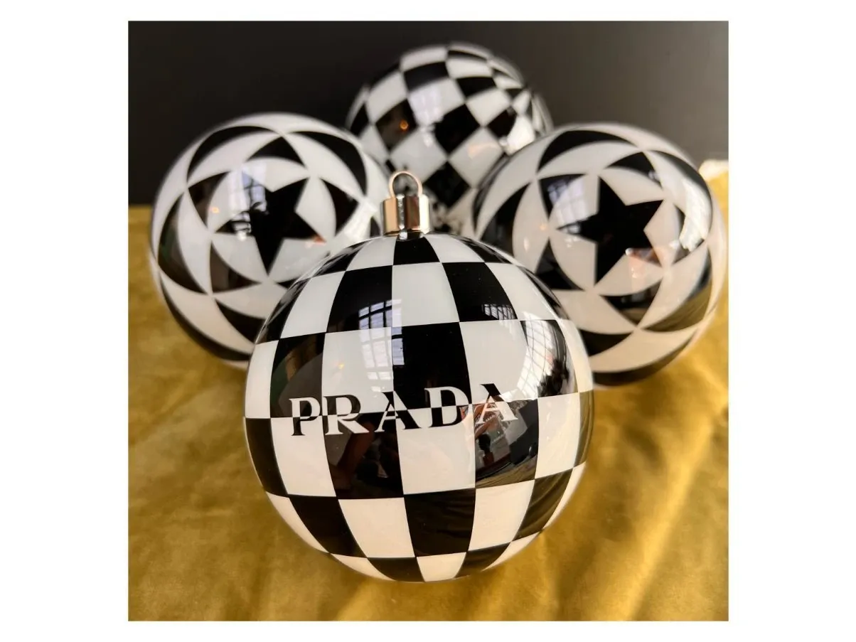 Set of 4 black and white balls, Prada image