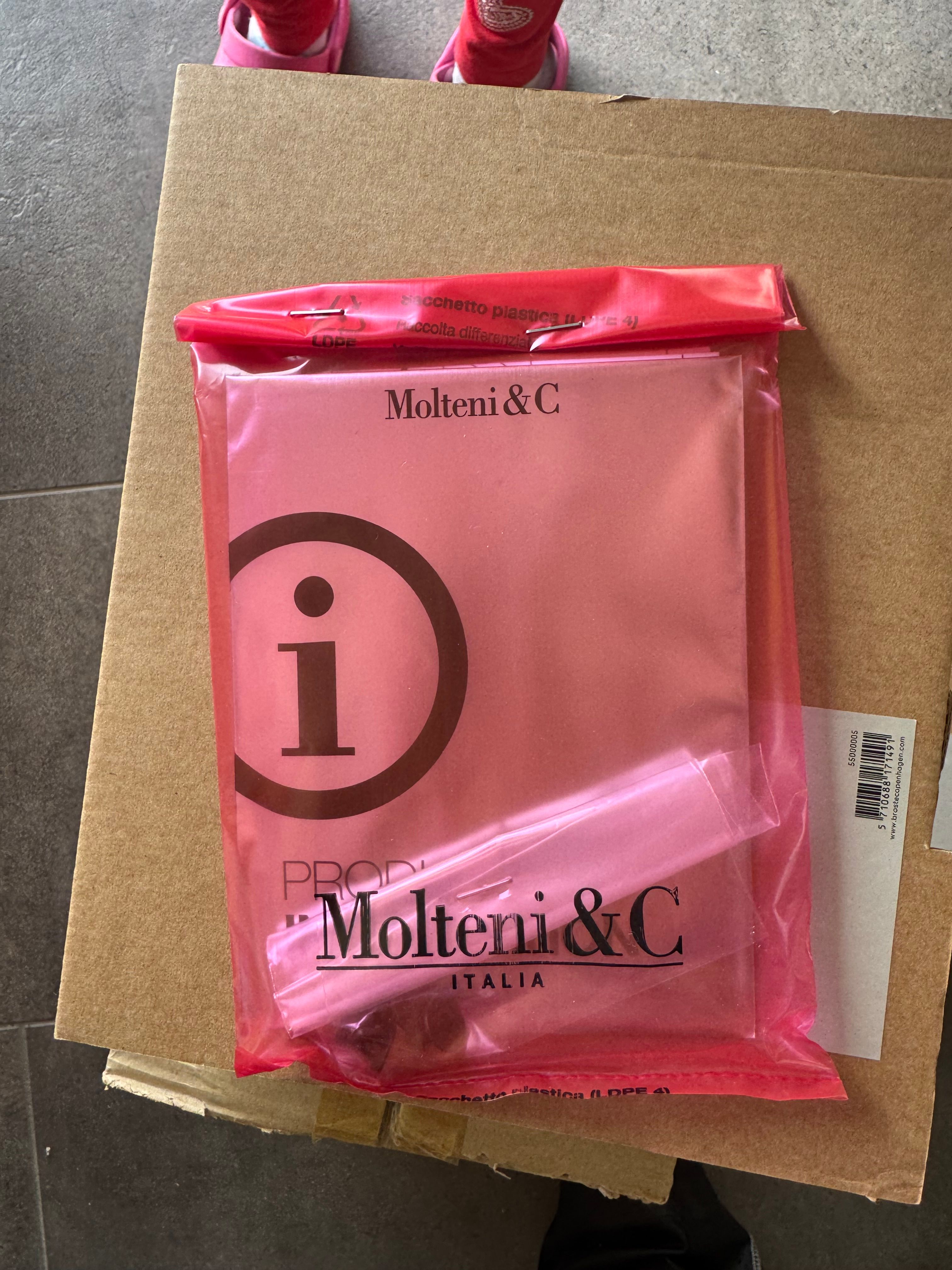 Tavolino Louisa in cemento rosso mattone Optional10