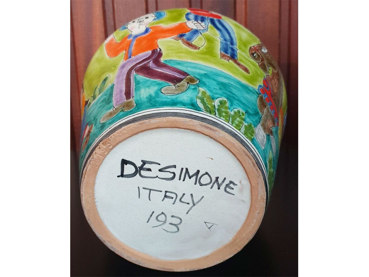 vaso-artigianale-anni-80-in-ceramica-ceramiche-de-simone-deesup-evidenza-del-brand-parte-inferiore.jpg null
