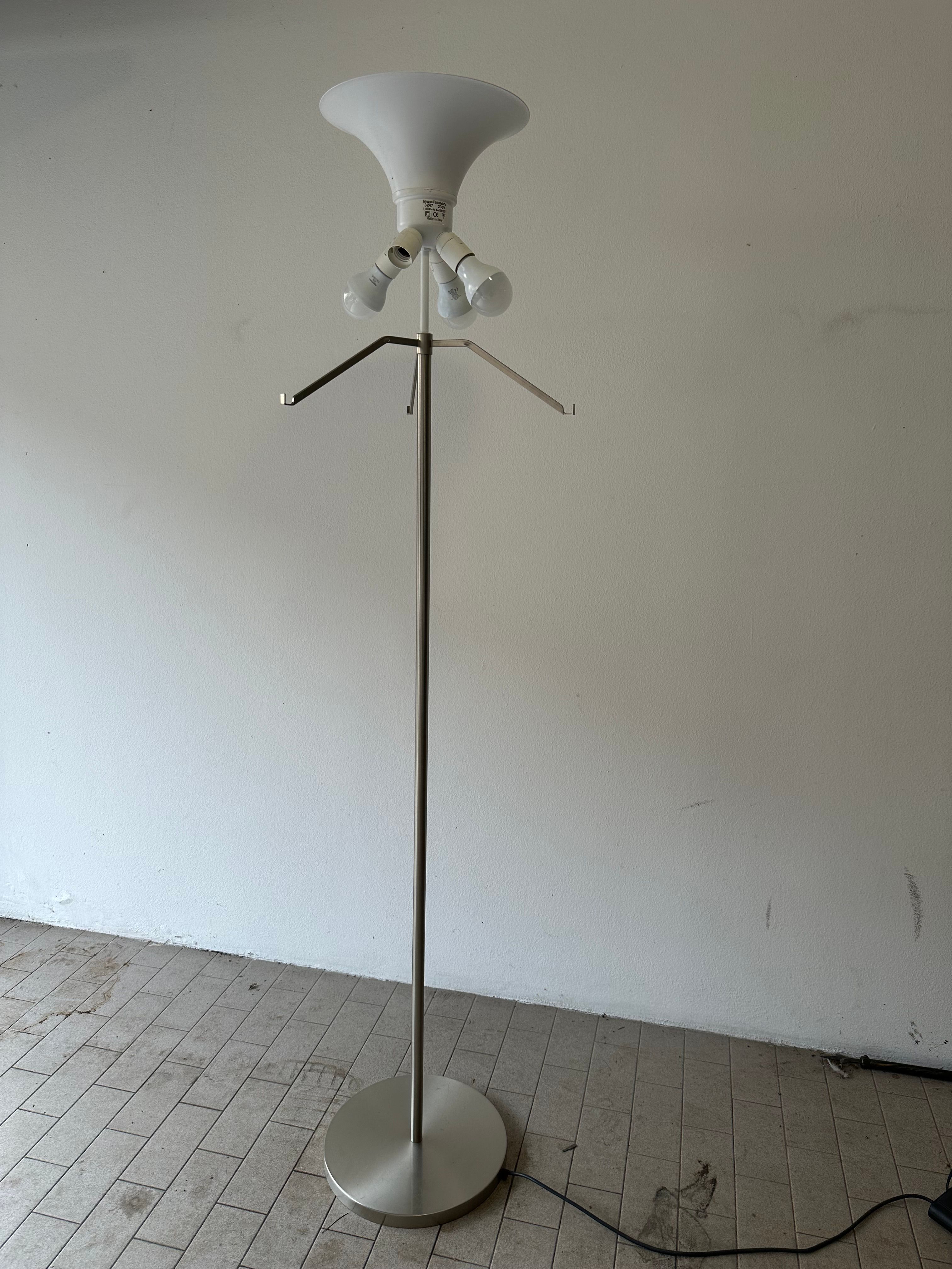 Stehlampe Modell 3247 aus Metall und Glas (50er Jahre) Side