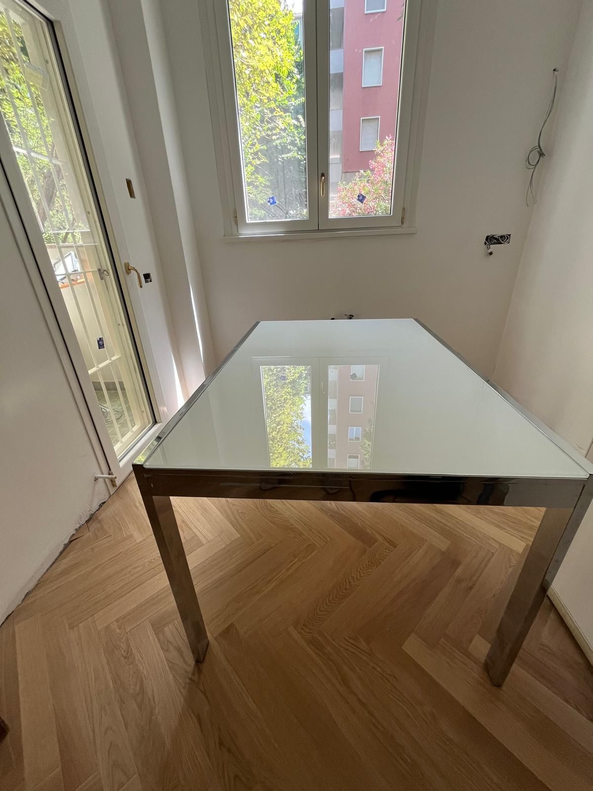 White Extendable Tempered Glass Dining Table Defects
