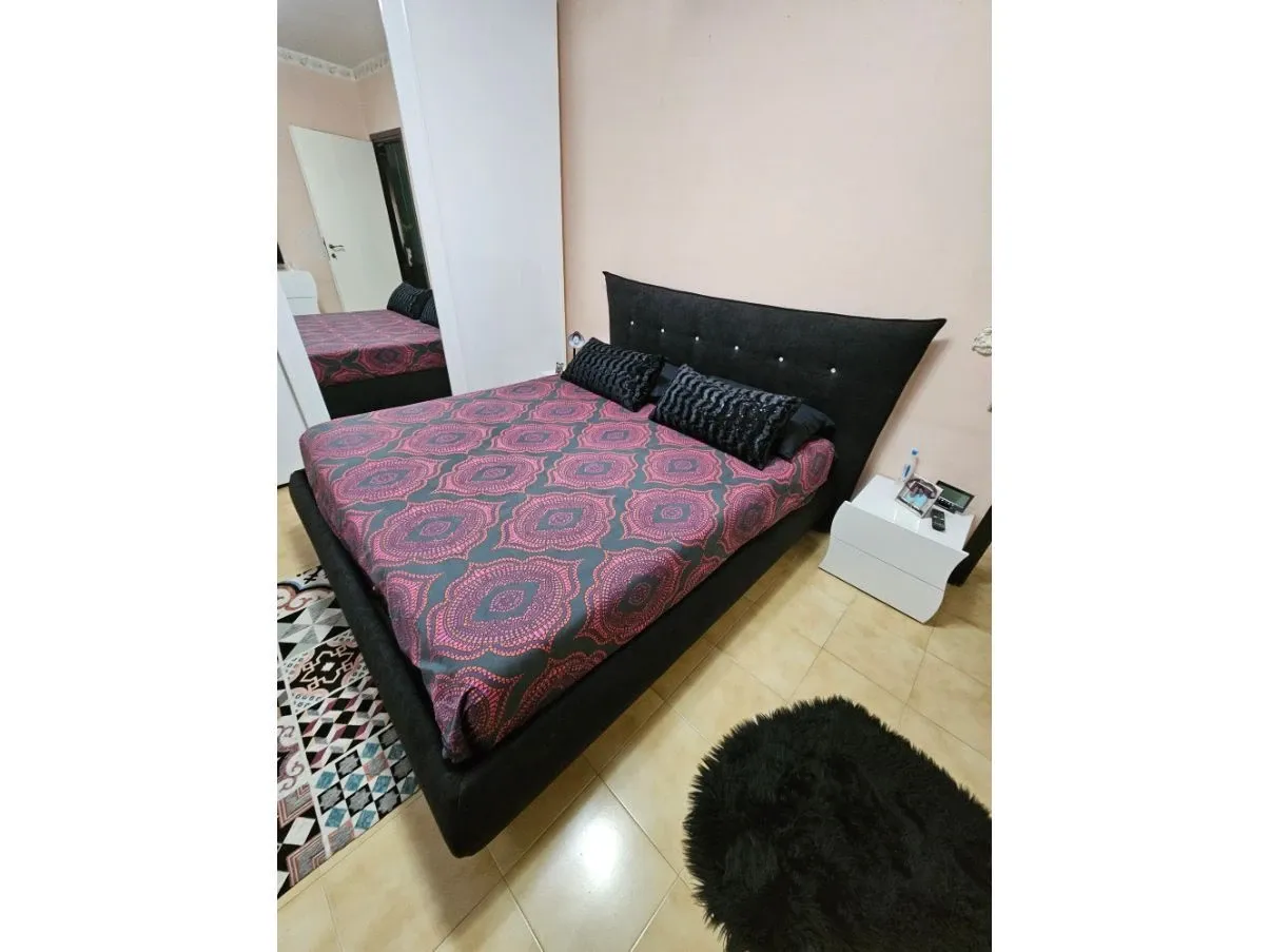 Letto matrimoniale contenitore in tessuto nero, Ninfea 2