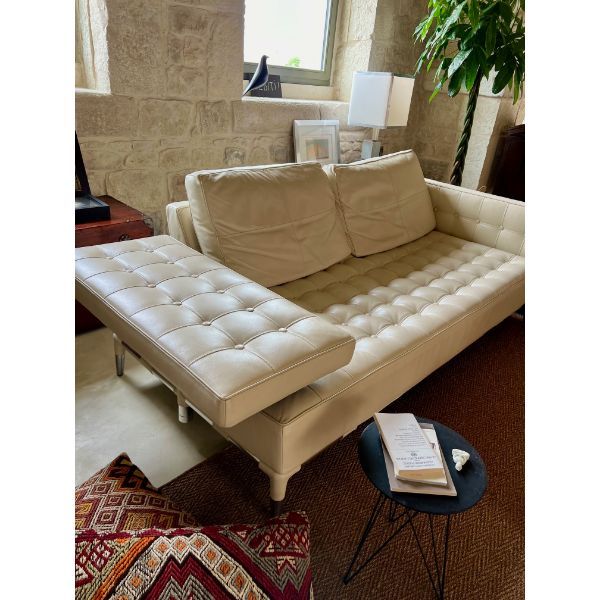 Privè sofa by Philippe Starck in white leather, Cassina image