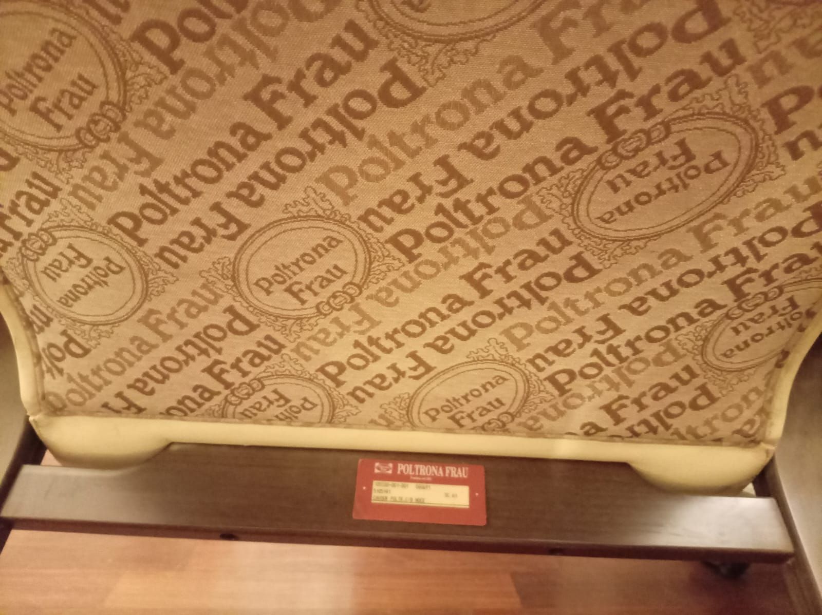 Poltroncina con braccioli Cavour di Vittorio Gregotti, Lodovico Meneghetti e Giotto Stoppino  Brand