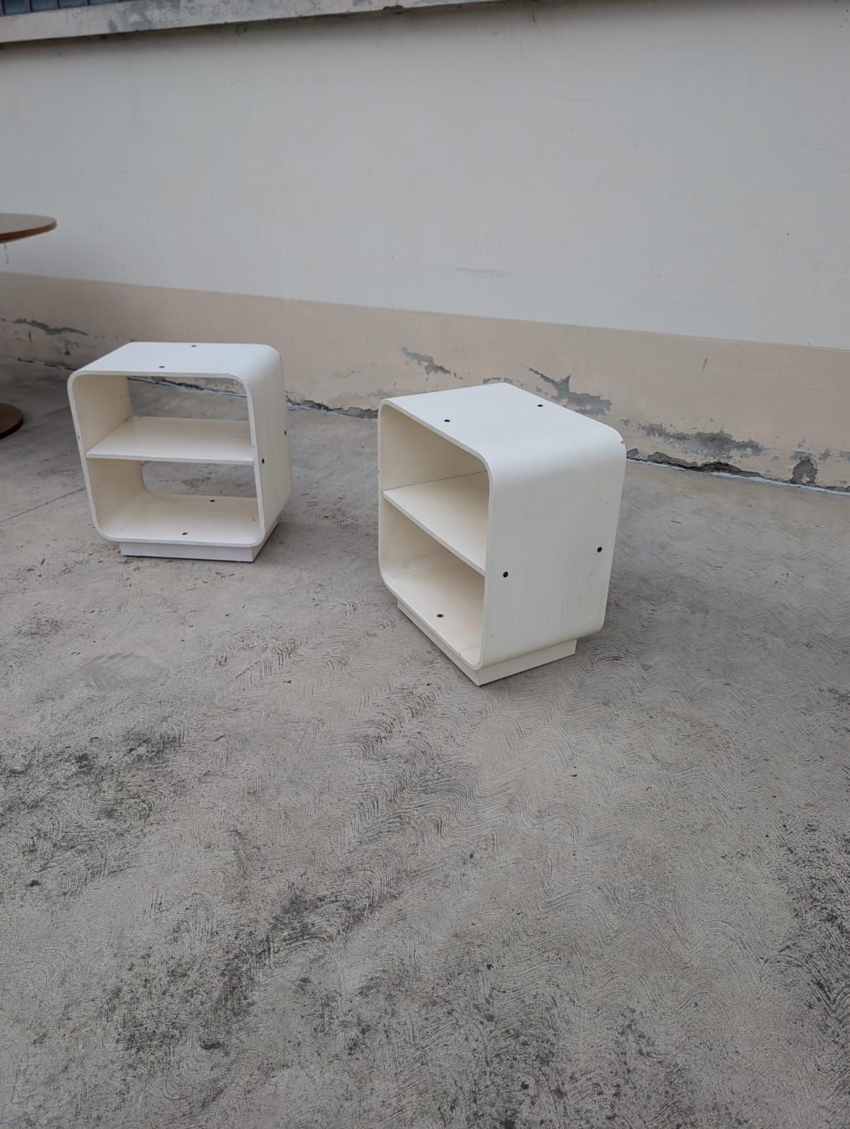 Coppia di comodini in legno laccato bianco di Carlo de Carli (anni '70) Optional7