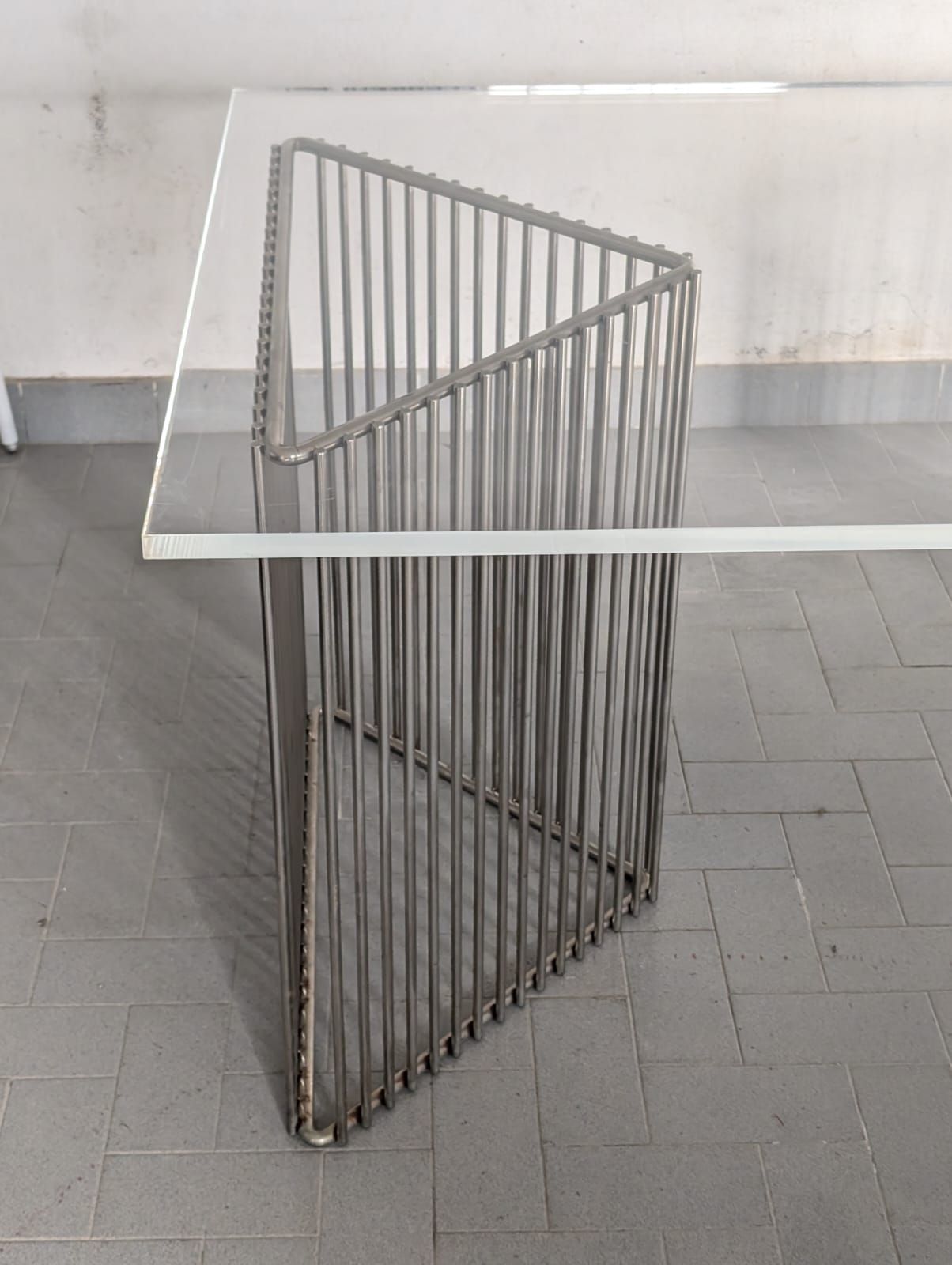 Tavolo rettangolare in lucite e metallo cromato di Francois Arnal (anni '70), Side