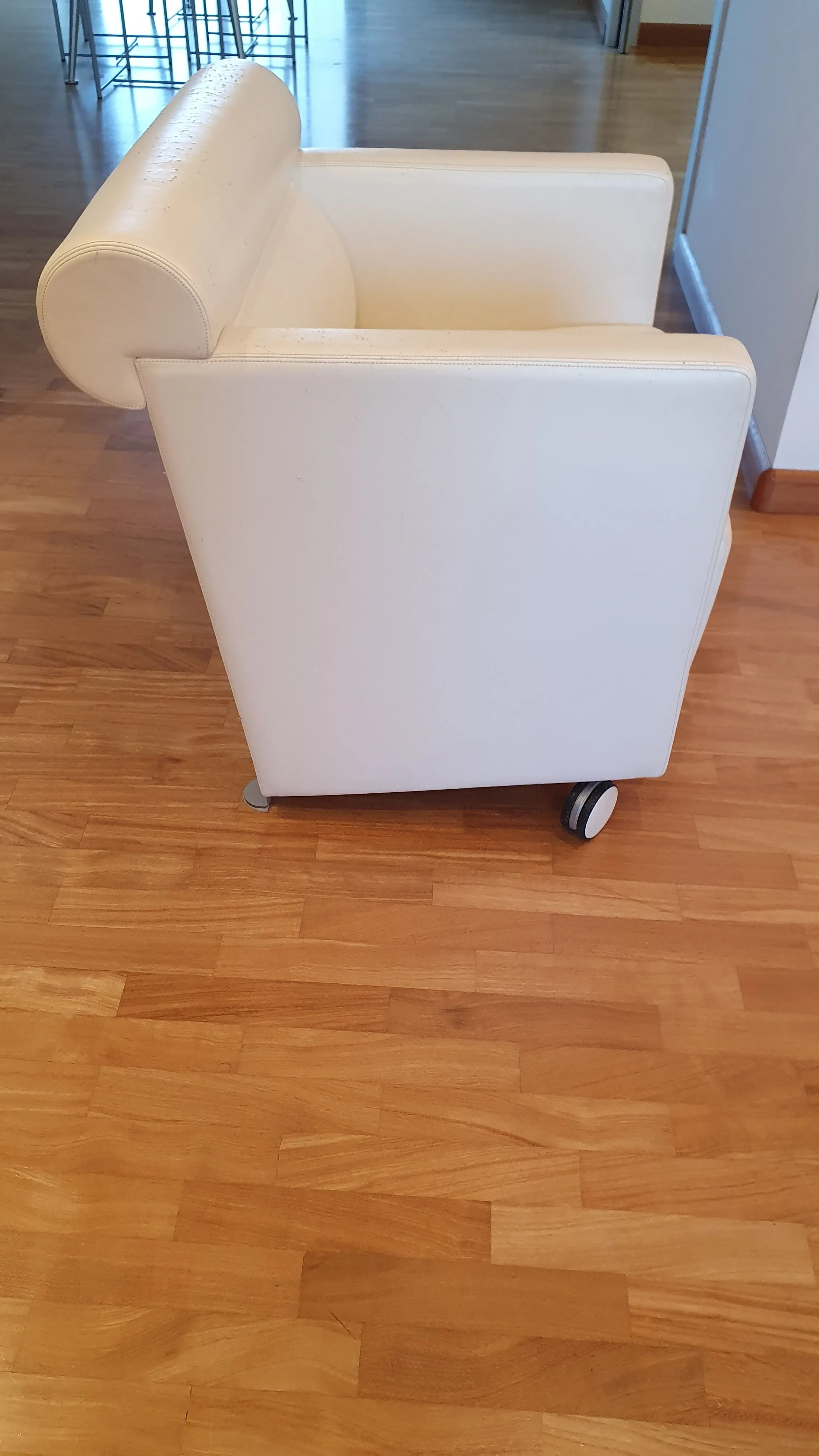 Set of 2 white Dafne armchairs, Poltrona Frau 3
