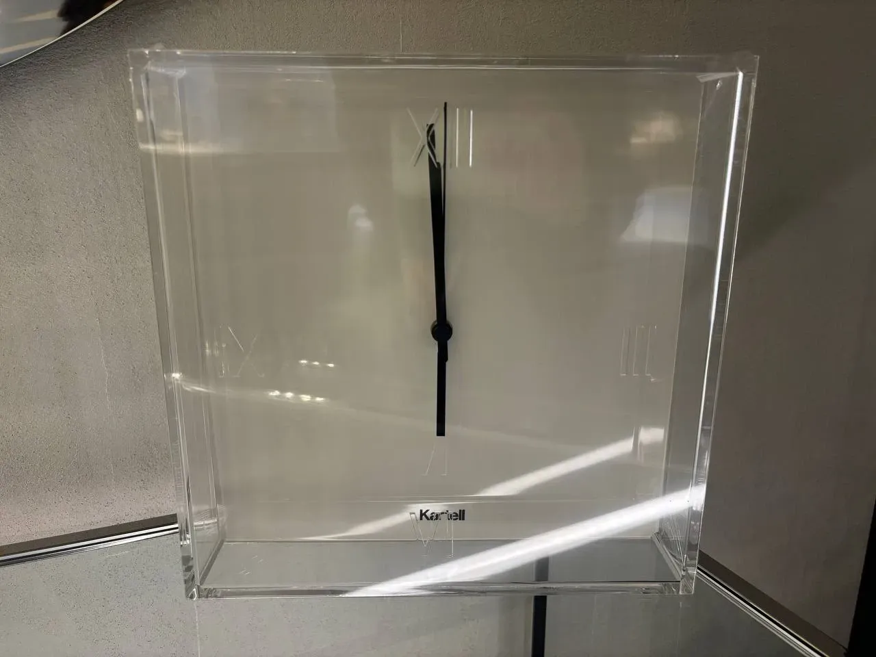 Horloge murale Tic&Tac transparente et blanche Front
