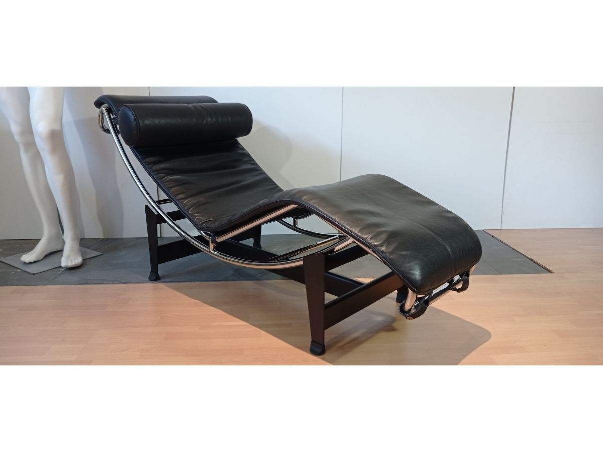 Chaise longue LC4 in pelle nera martellata, Alivar image