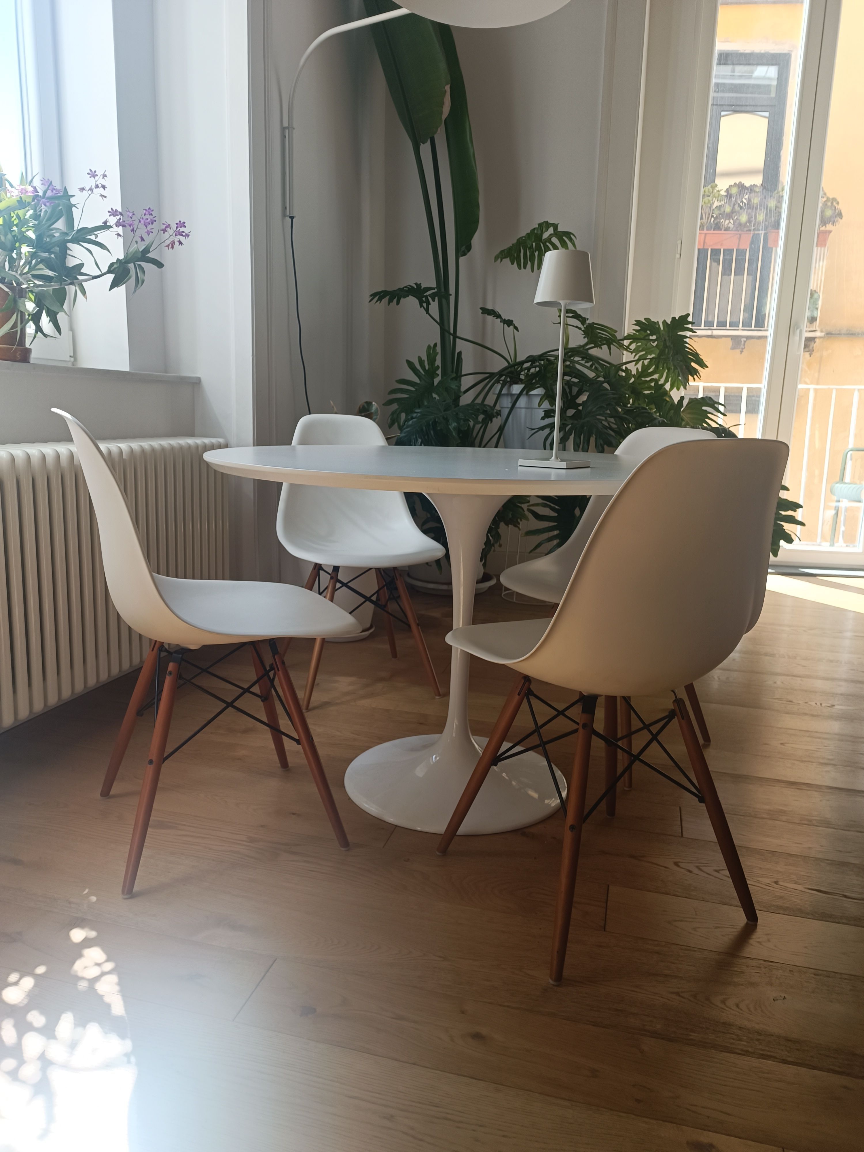 Set of 4 Eames Plastic Chairs in white, Vitra  image