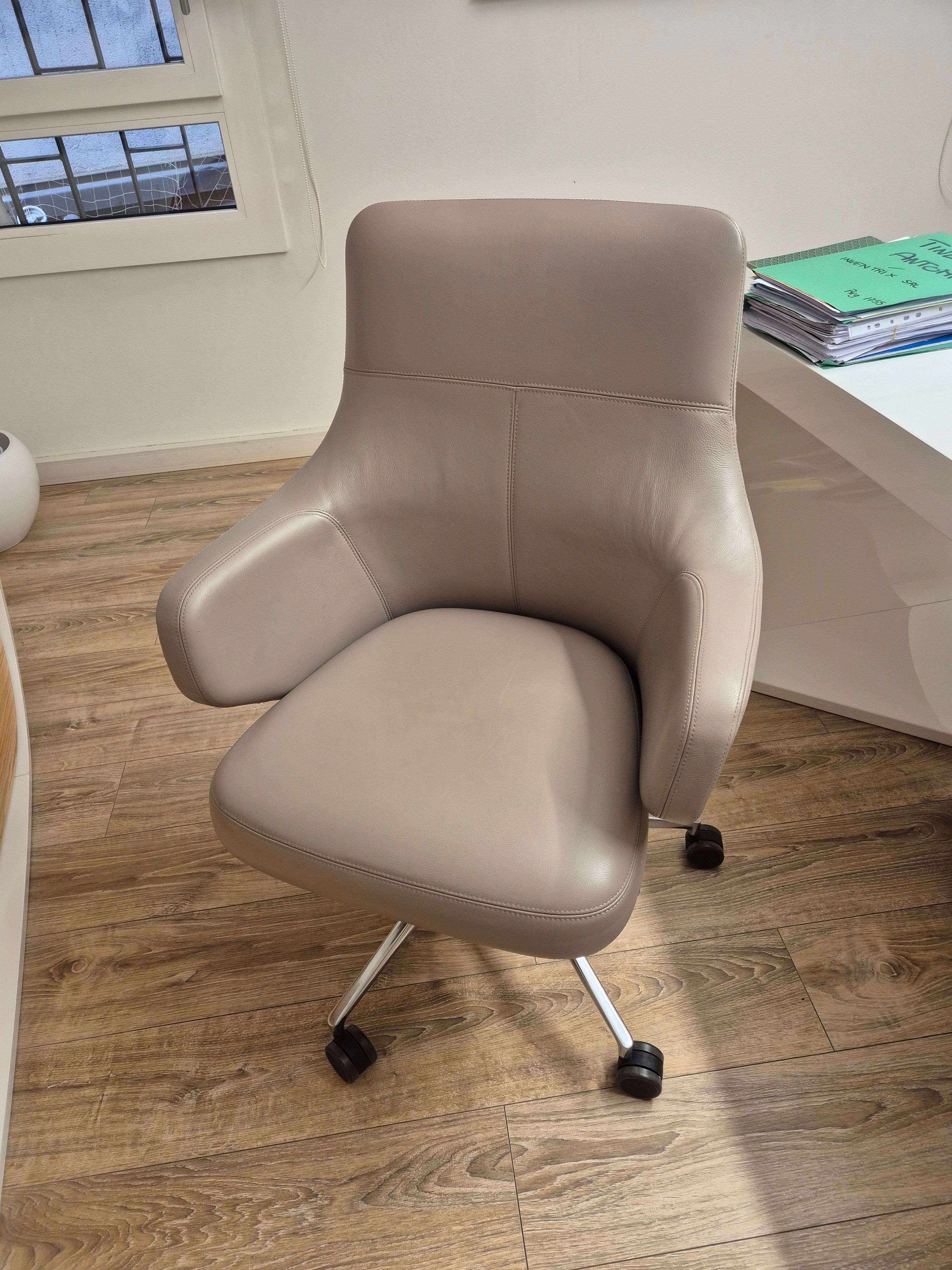 Poltrona girevole Grand Executive in pelle di Antonio Citterio Main