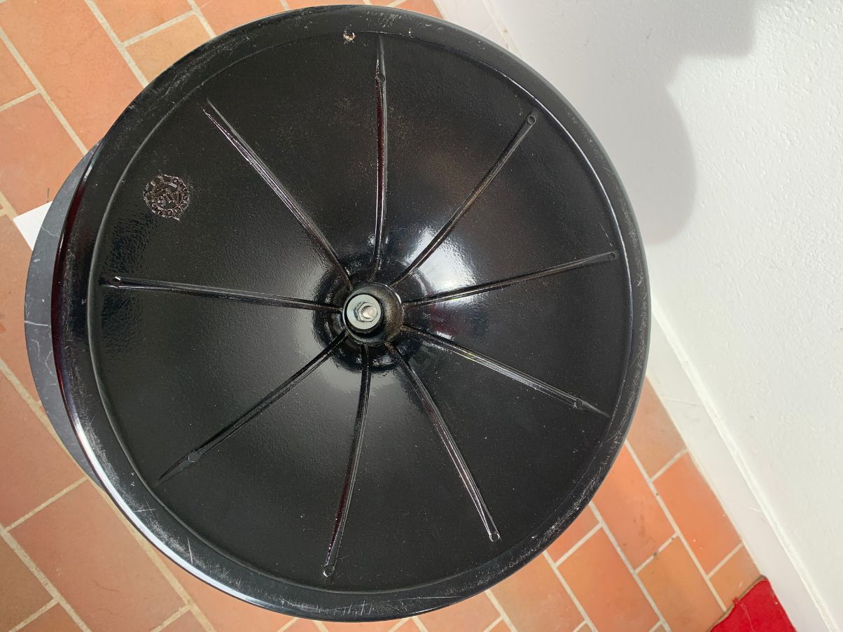 Runder Tulip Tisch von Eero Saarinen schwarz 4