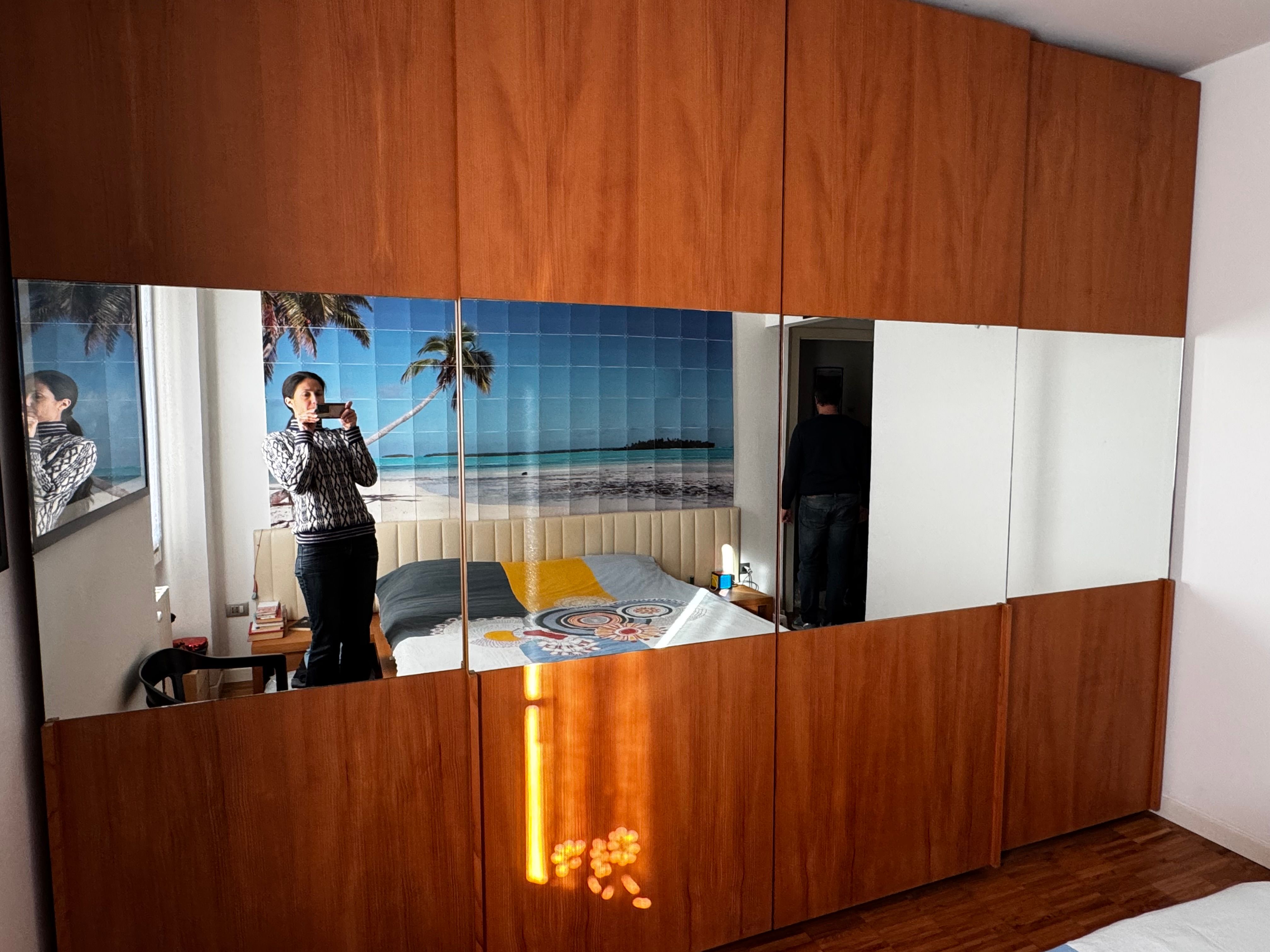 Armadio Hangar Light in legno massello di cedro Front