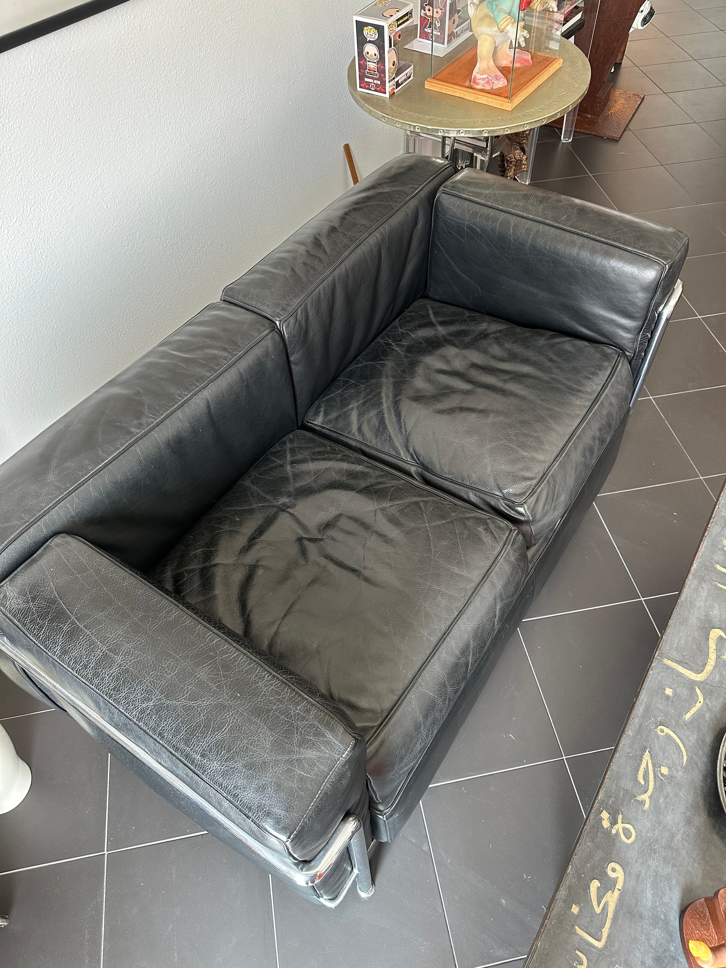 LC 2-seater sofa upholstered in black leather by Le Corbusier, Cassina Front