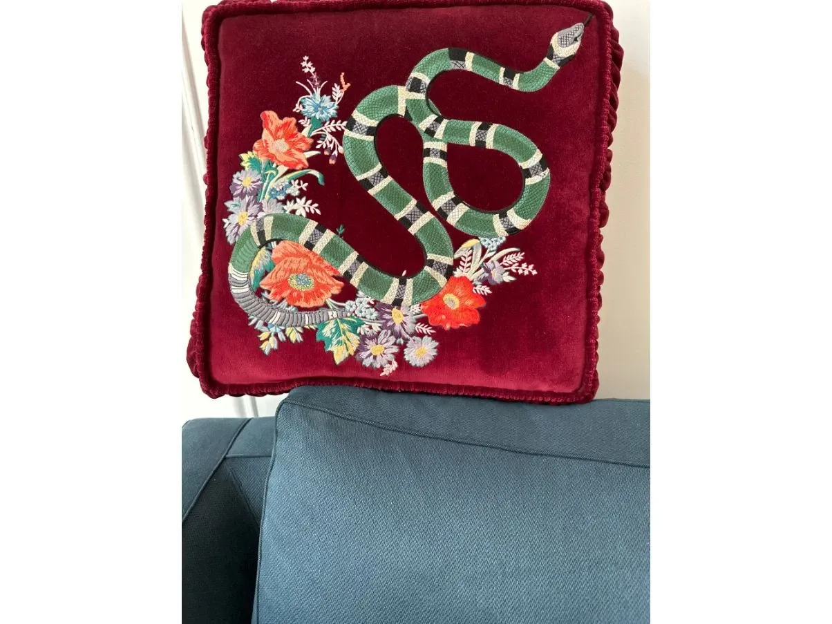Cuscino in velluto rosso con decori 7