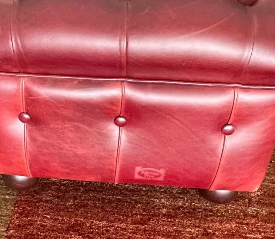 Renzo Frau Rotes Leder Chesterfield Hocker Brand