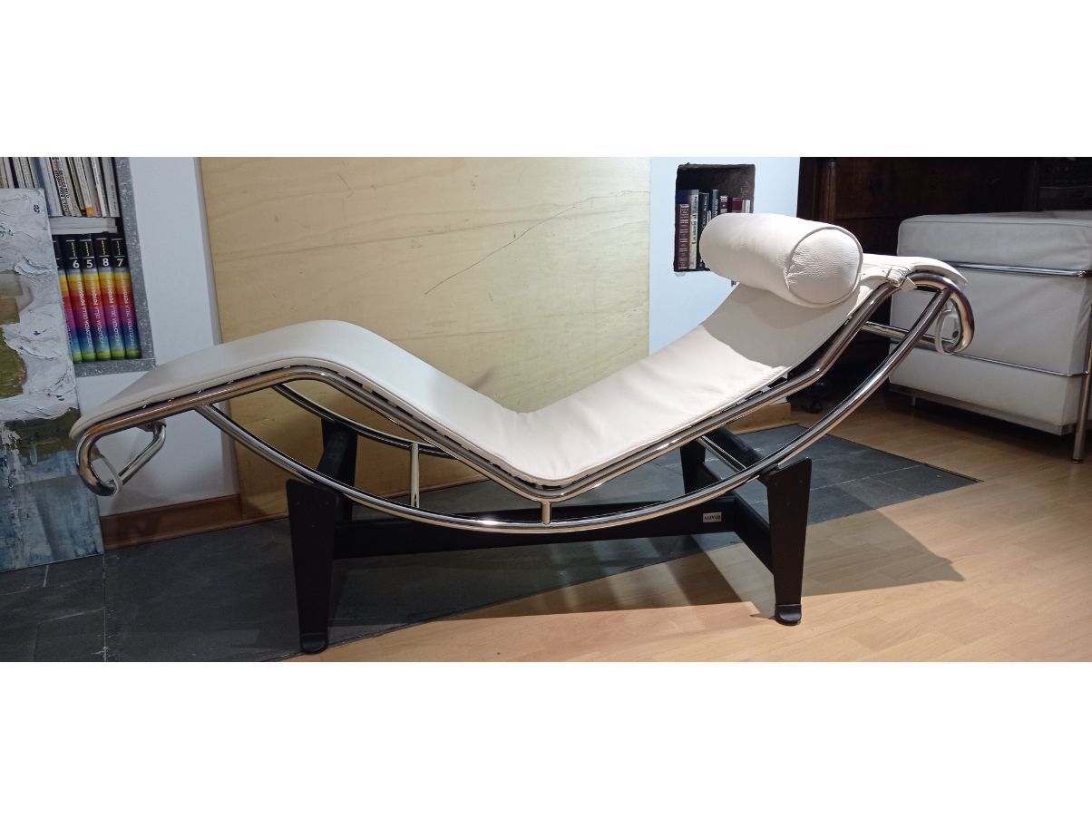 Chaise lounge Lc4 in pelle bianco, Alivar