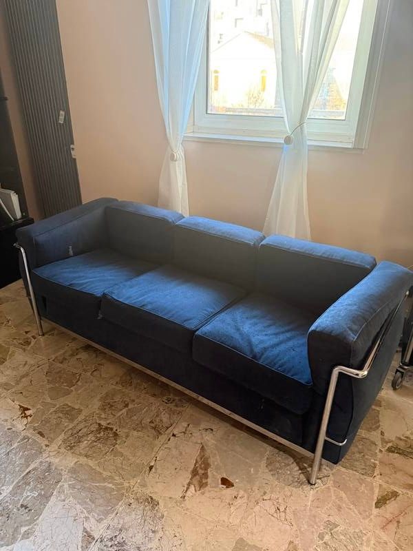 Le Corbusier LC2 3-Sitzer Sofa aus blauem Stoff Main