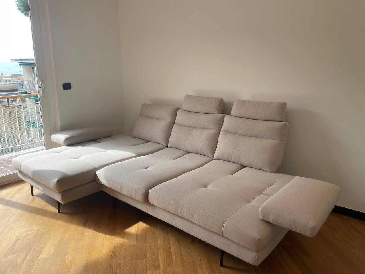 Divano Toby Wing rivestito in tessuto (grigio) Front