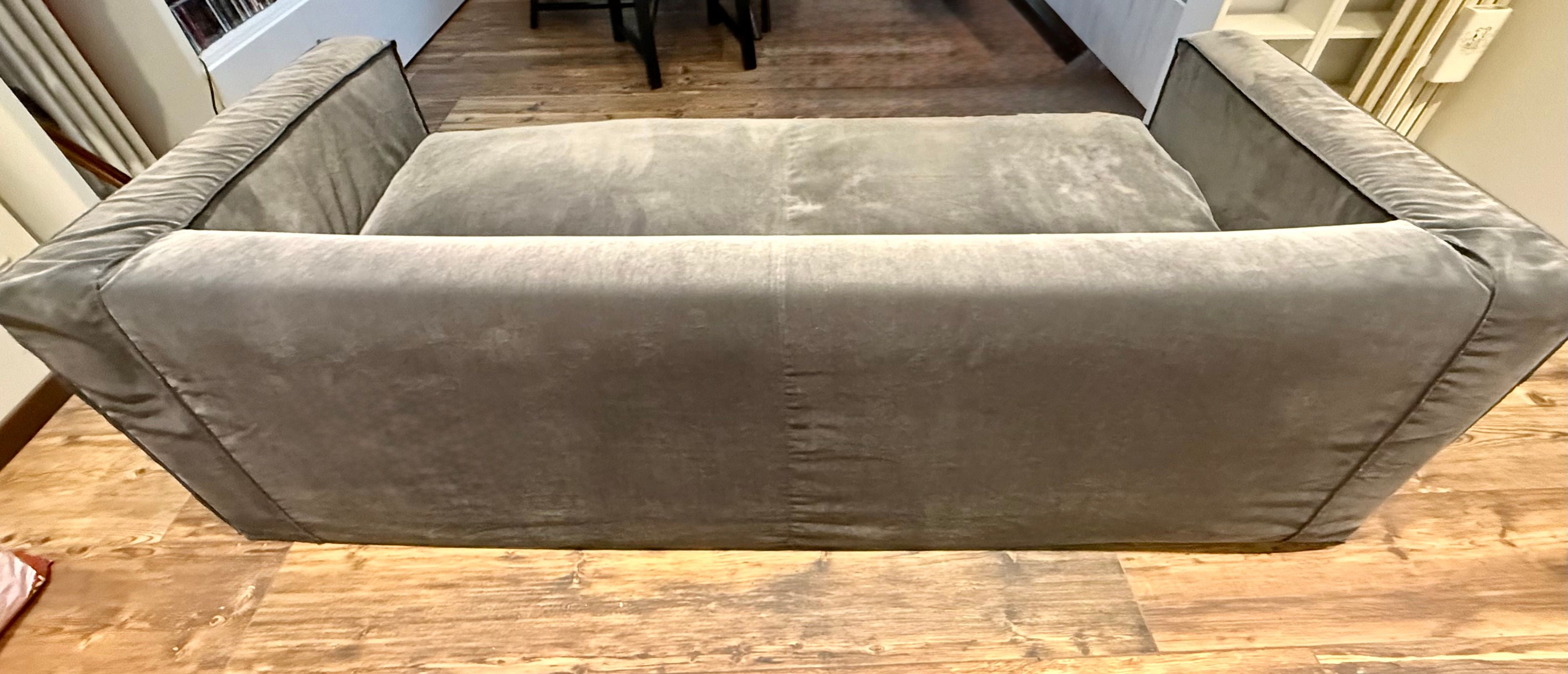 Divano 3 posti colore grigio Details