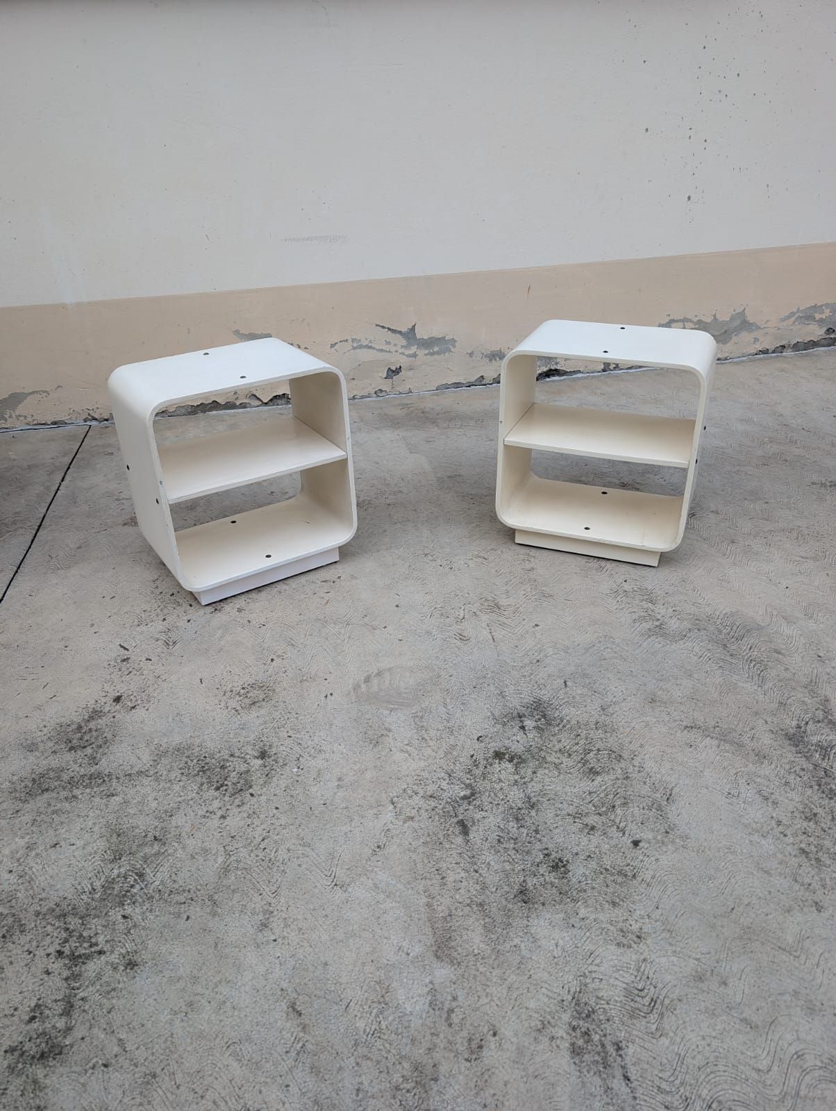 Coppia di comodini in legno laccato bianco di Carlo de Carli (anni '70) Main