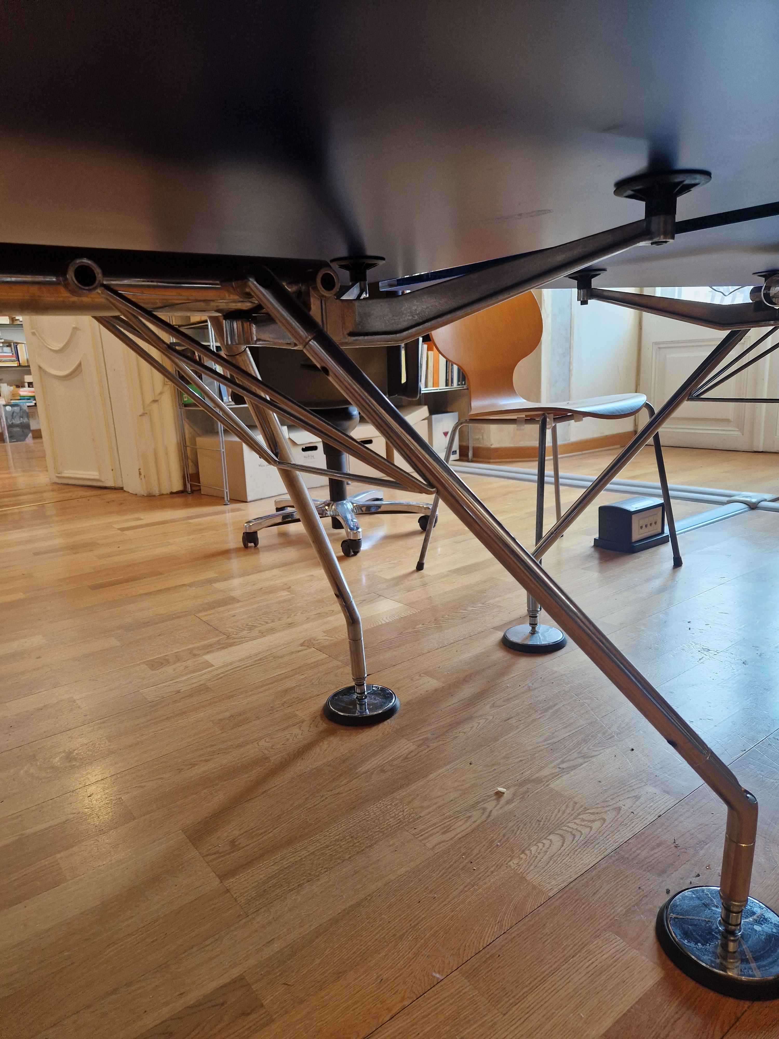 Tavolo rettangolare Nomos colore blu di Norman Foster Details