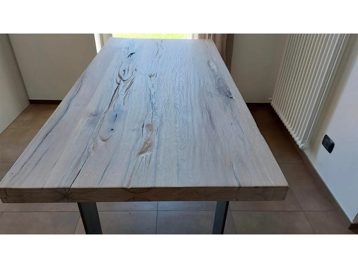 Tavolo in rovere sbiancato con gambe in metallo 3