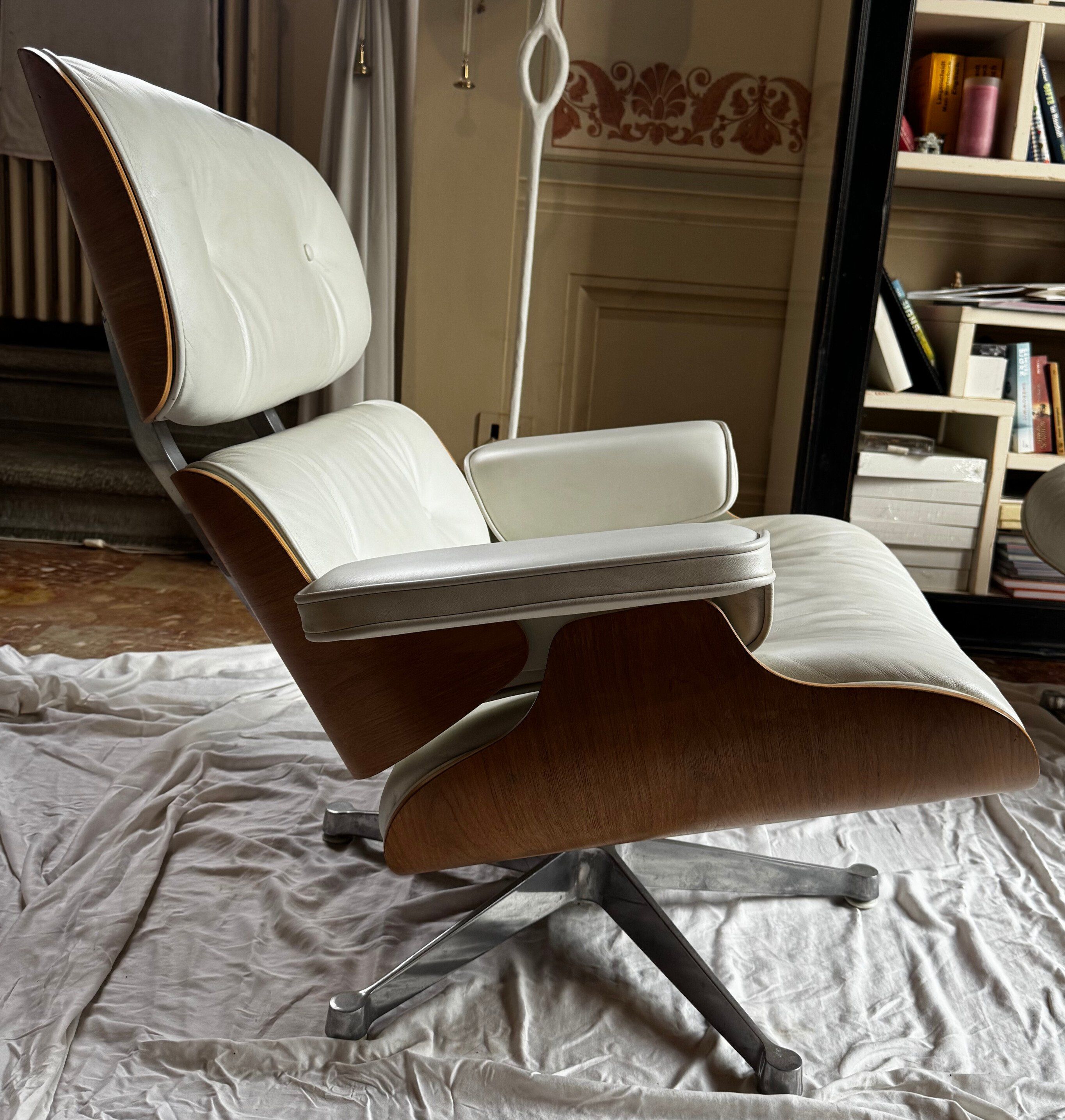 Chaise longue Eames Lounge Chair in pelle bianca  Side