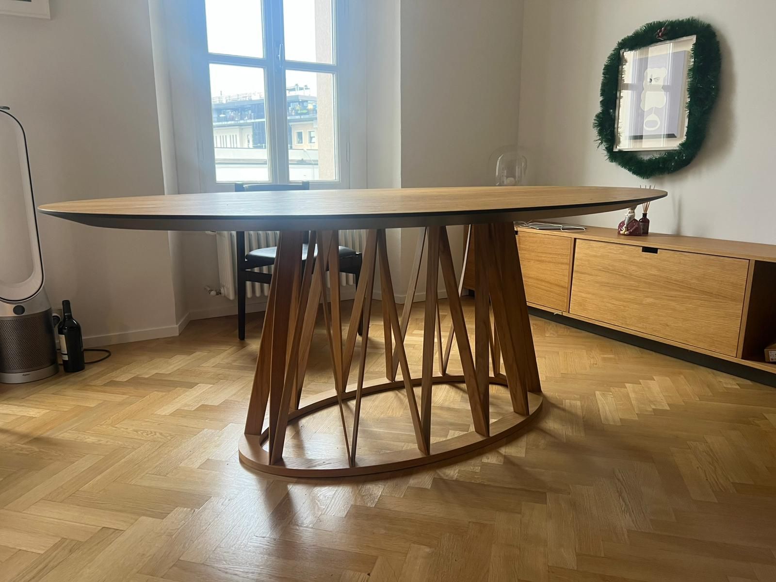 Tavolo ovale Acco in legno di rovere di Florian Schmidt Side