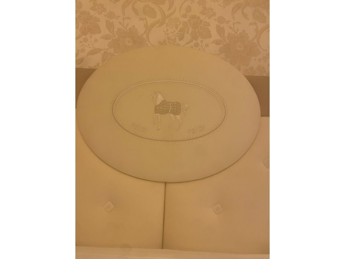Letto matrimoniale con testata Cameo 2 in pelle e tessuto, Fendi  Details