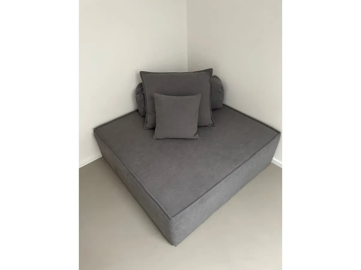 Divano Madame in tessuto grigio, Filippo Ghezzani  2