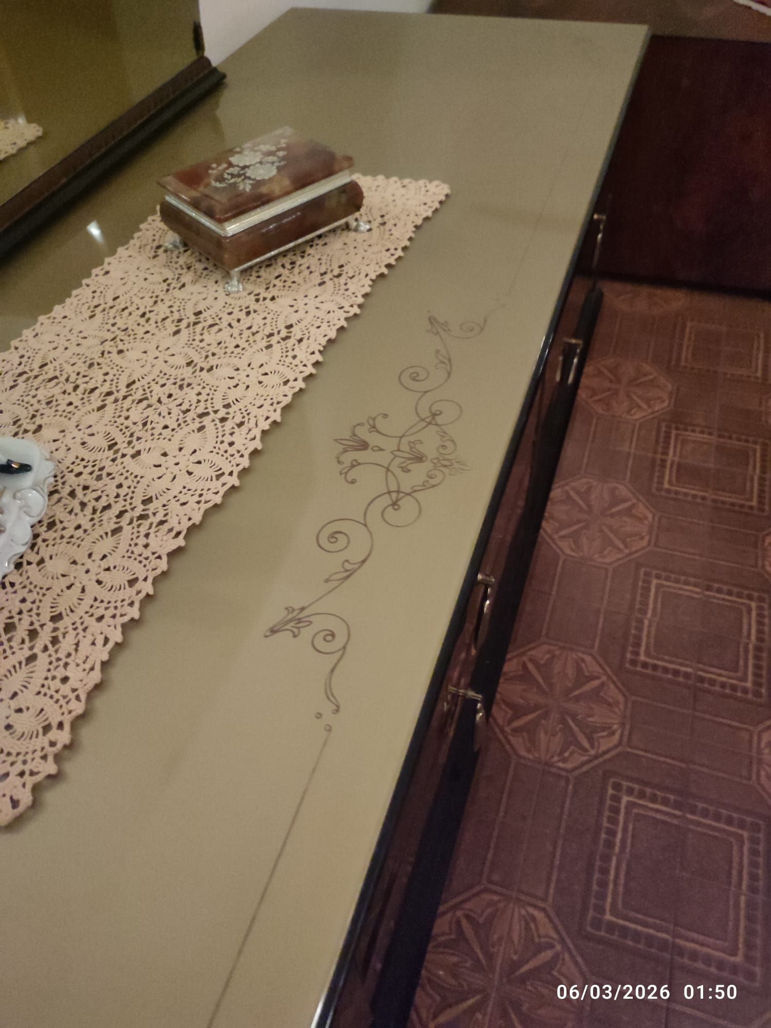 Comò con specchiera in legno Brand