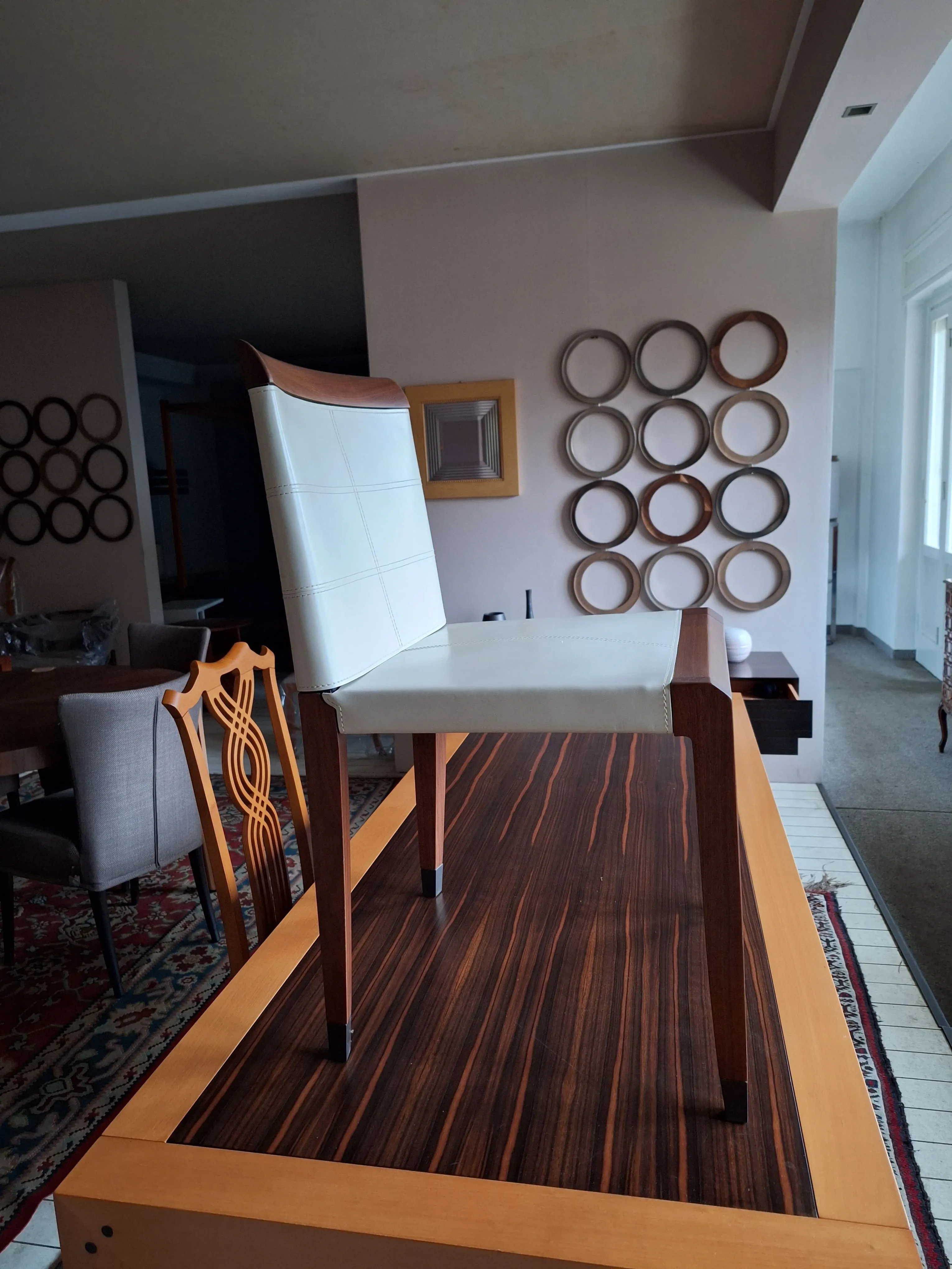 Poltroncina Aro 45 in noce canaletto massello e cuoio, Giorgetti 2