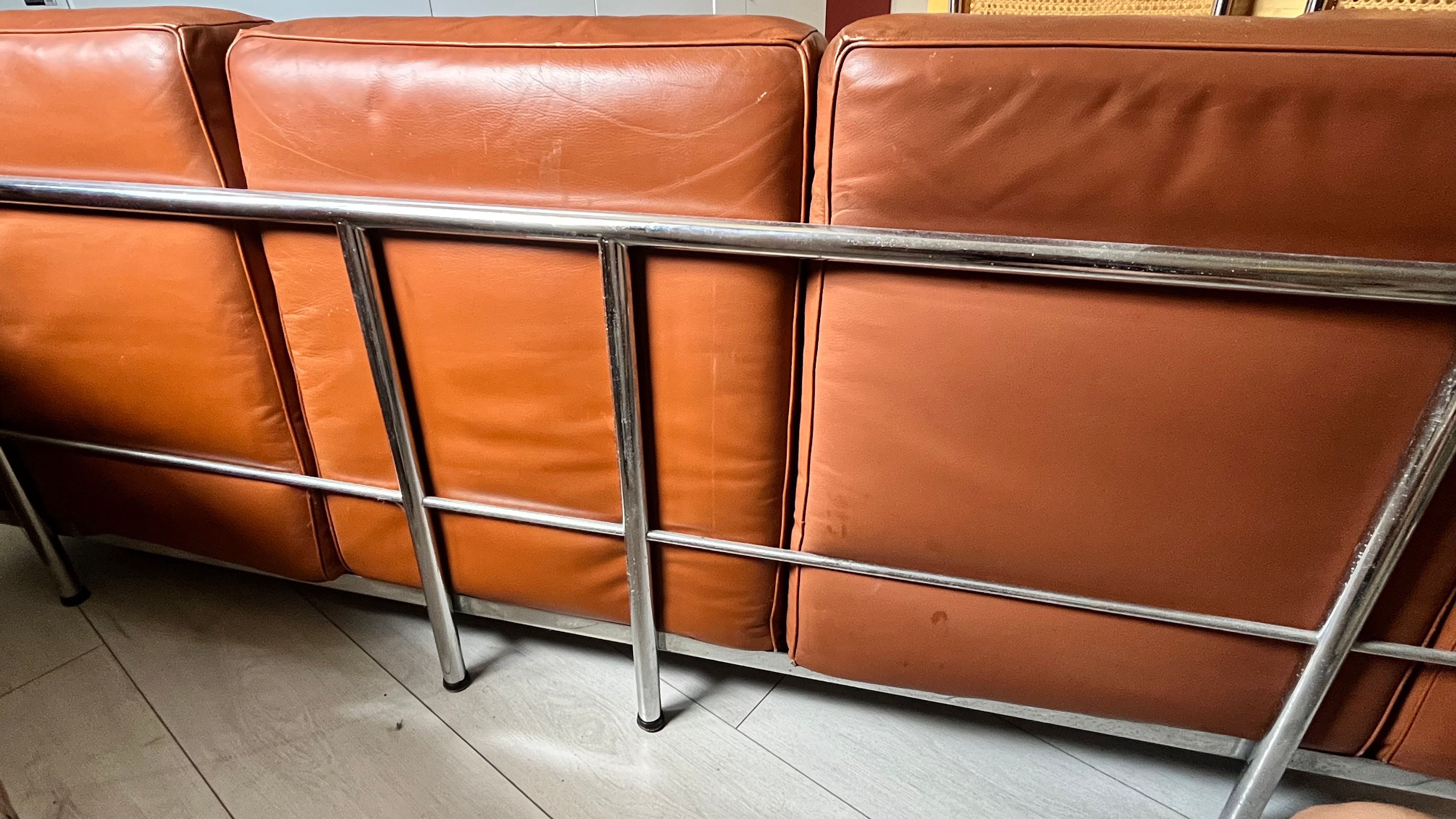 Divano 3 posti LC2 rivestito in pelle marrone  Front