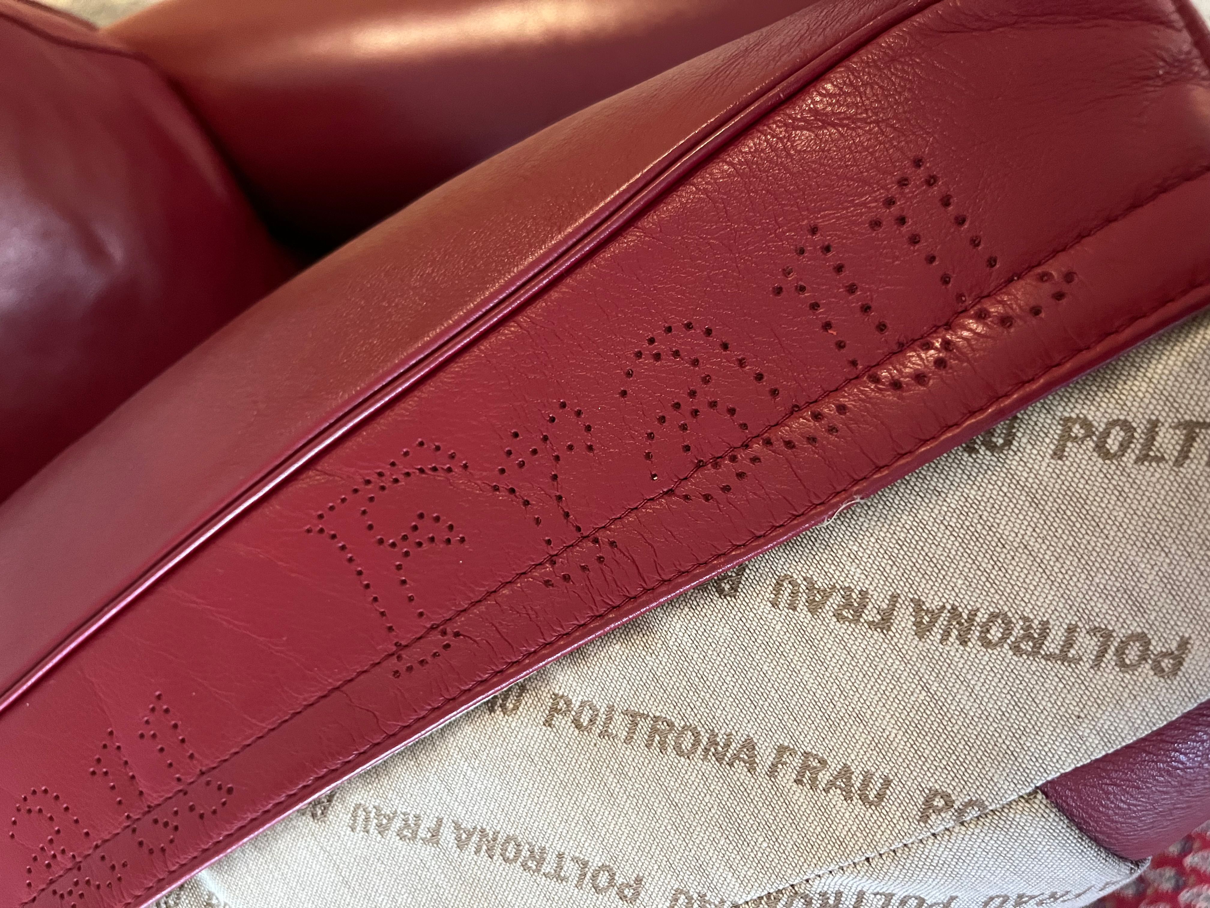 George 3 seater sofa upholstered in burgundy leather, Poltrona Frau Details