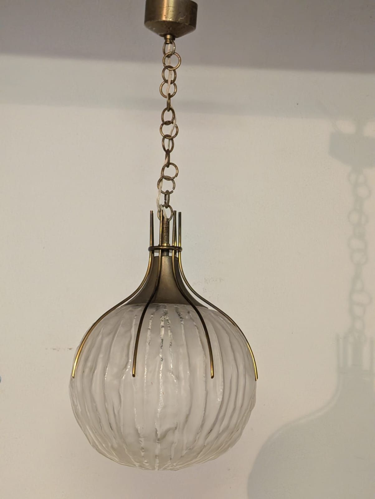Lampada a sospensione in ottone e vetro satinato (anni '50), Brand