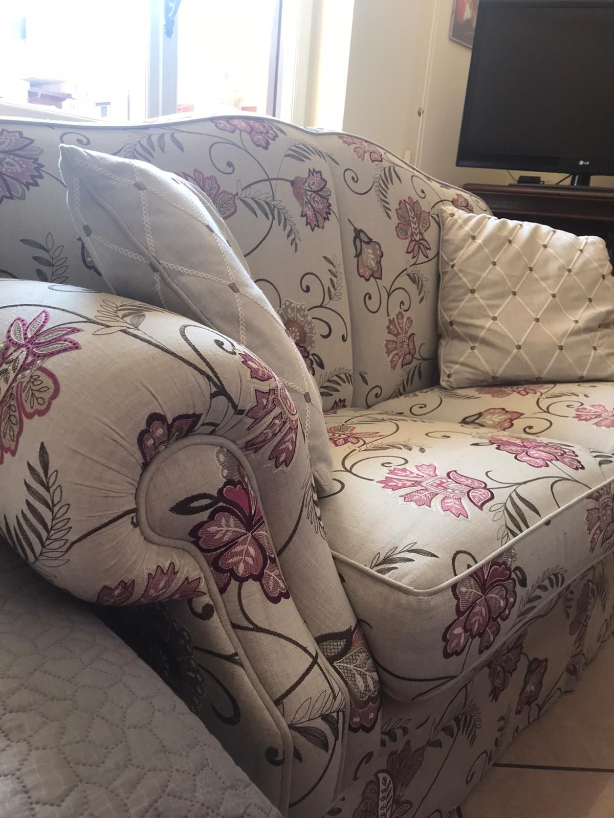 Divano 2 posti rivestito in tessuto fantasia Main