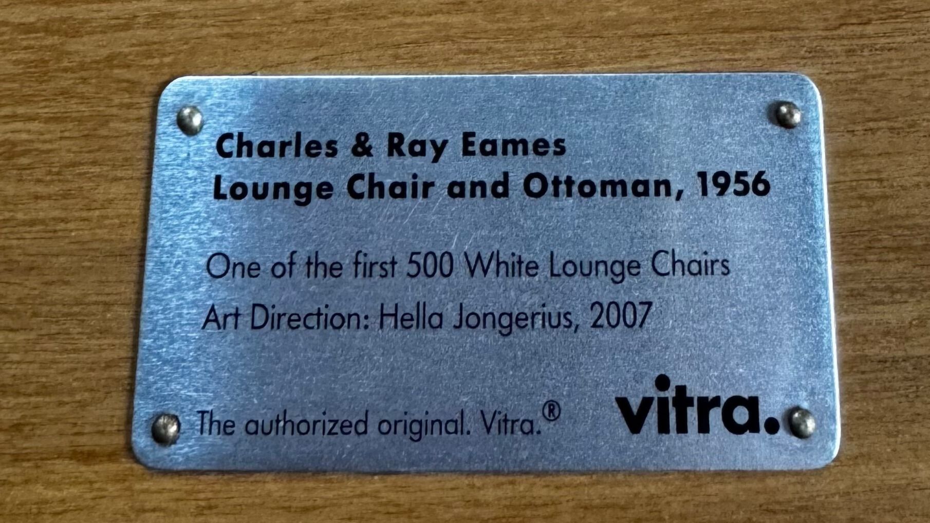 Chaise longue Eames Lounge Chair in pelle bianca  Brand