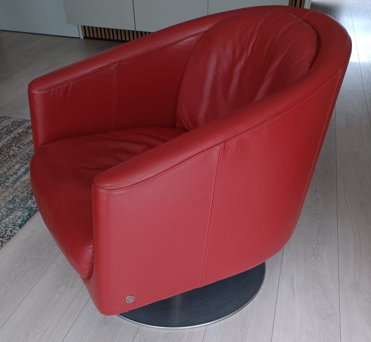 Liu armchair in red leather Front