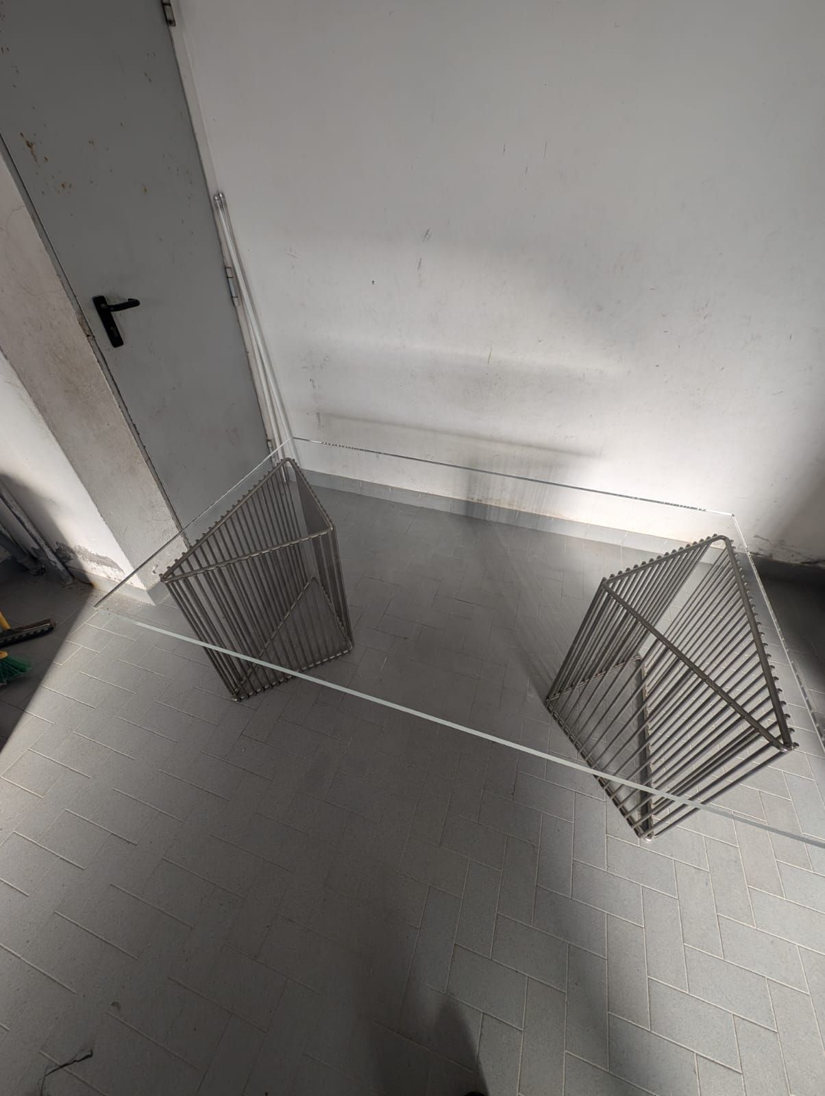 Tavolo rettangolare in lucite e metallo cromato di Francois Arnal (anni '70), Brand